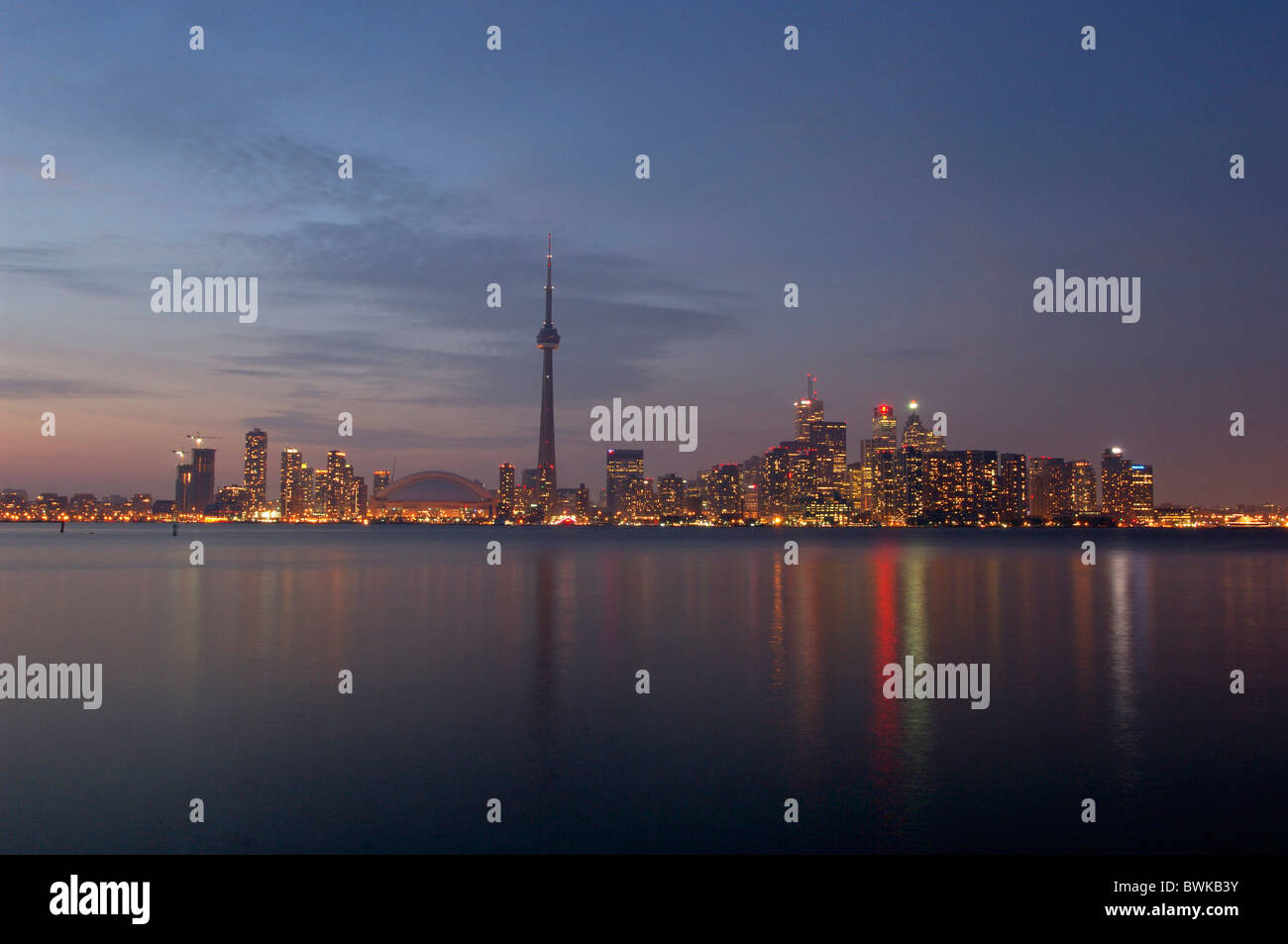 Le lac Ontario lake town city skyline twilight à la tombée de la nuit nuit humeur le Lac Ontario Toronto (Ontario) Banque D'Images