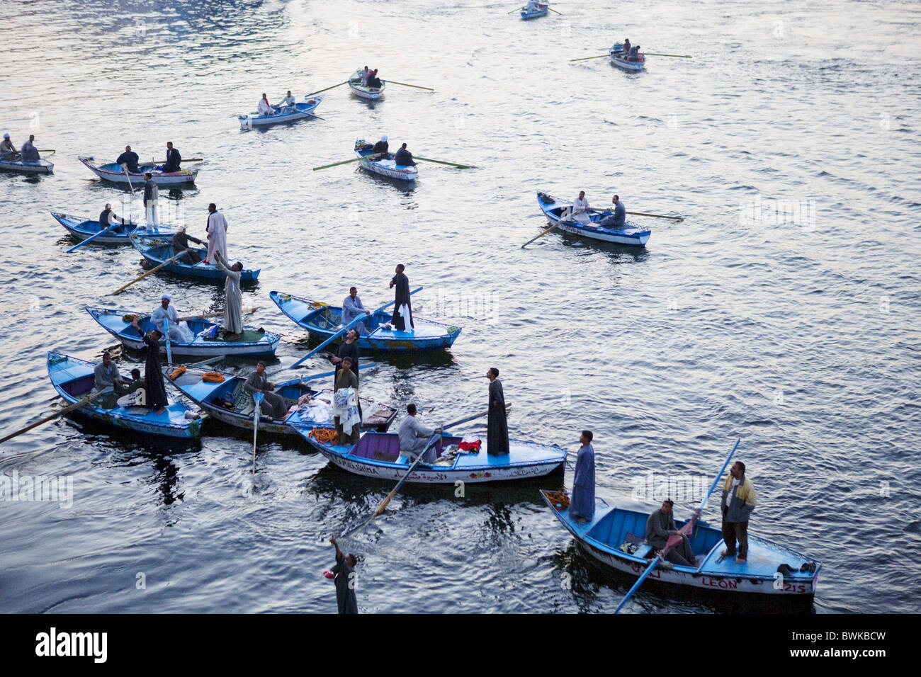 Les vendeurs de souvenirs dans de petits bateaux sur le Nil, Edfou, Egypte, Afrique du Sud Banque D'Images