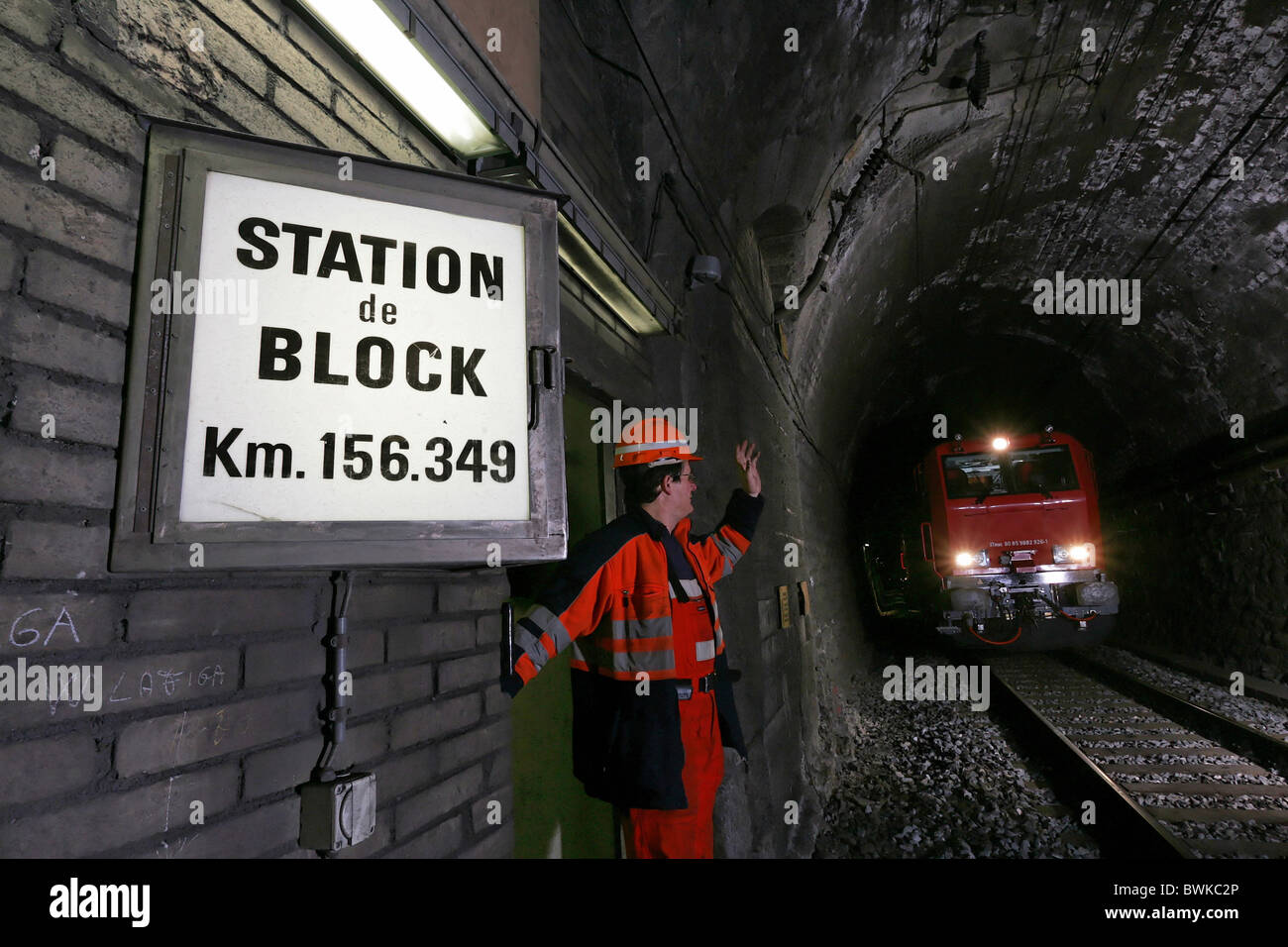 Employé de bureau de l'homme des travailleurs des chemins de fer suisses notice board sign shield Simplon transport voyage Brig Banque D'Images