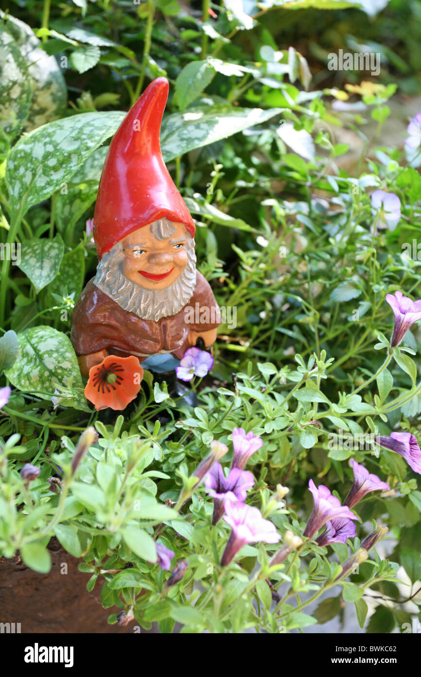 Jardin fleurs jardin gnome nain figure Banque D'Images