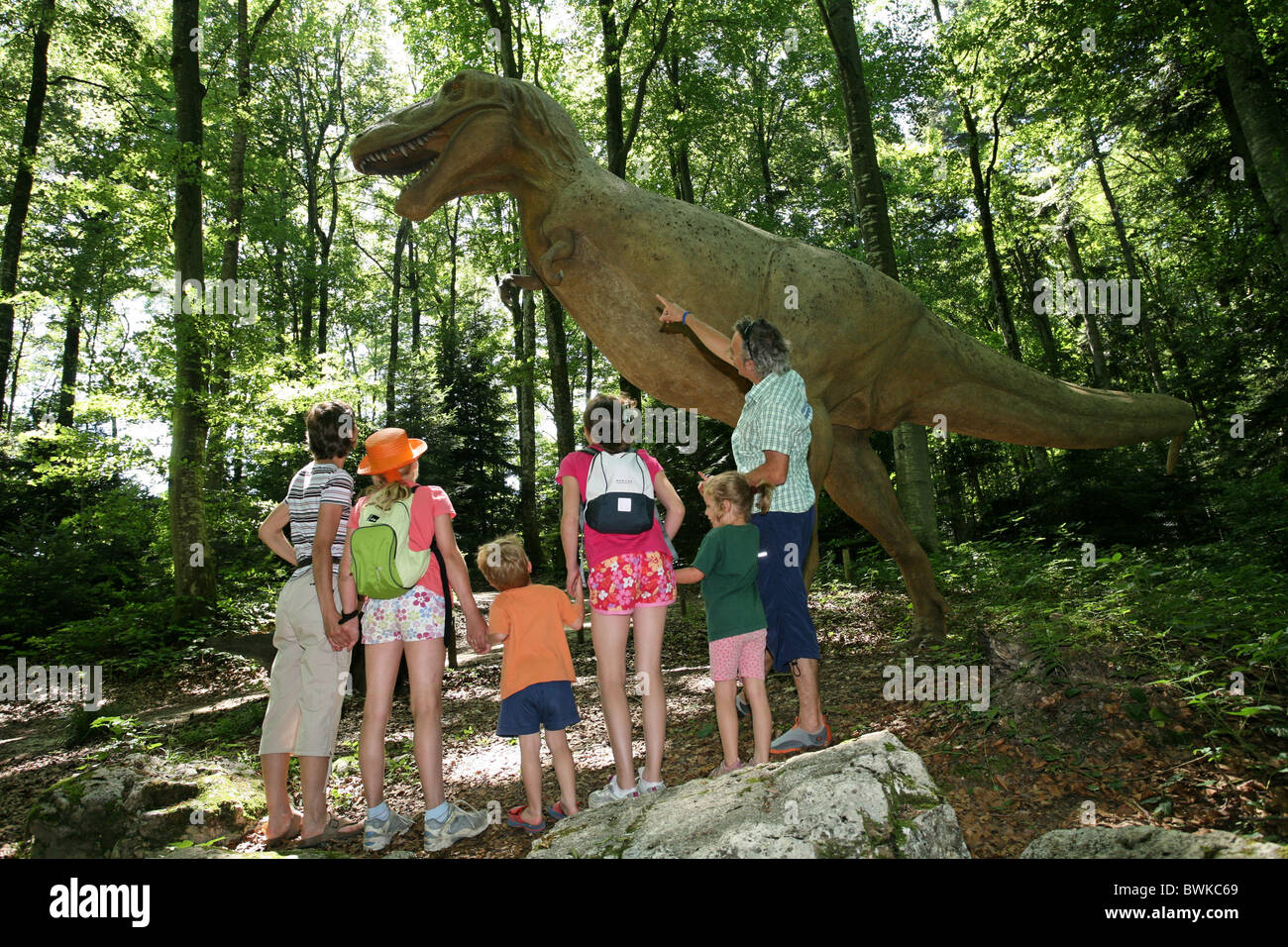Les enfants du groupe familial parc préhistoriques dinosaures Reclere canton Jura Suisse Europe expérience excursion Banque D'Images