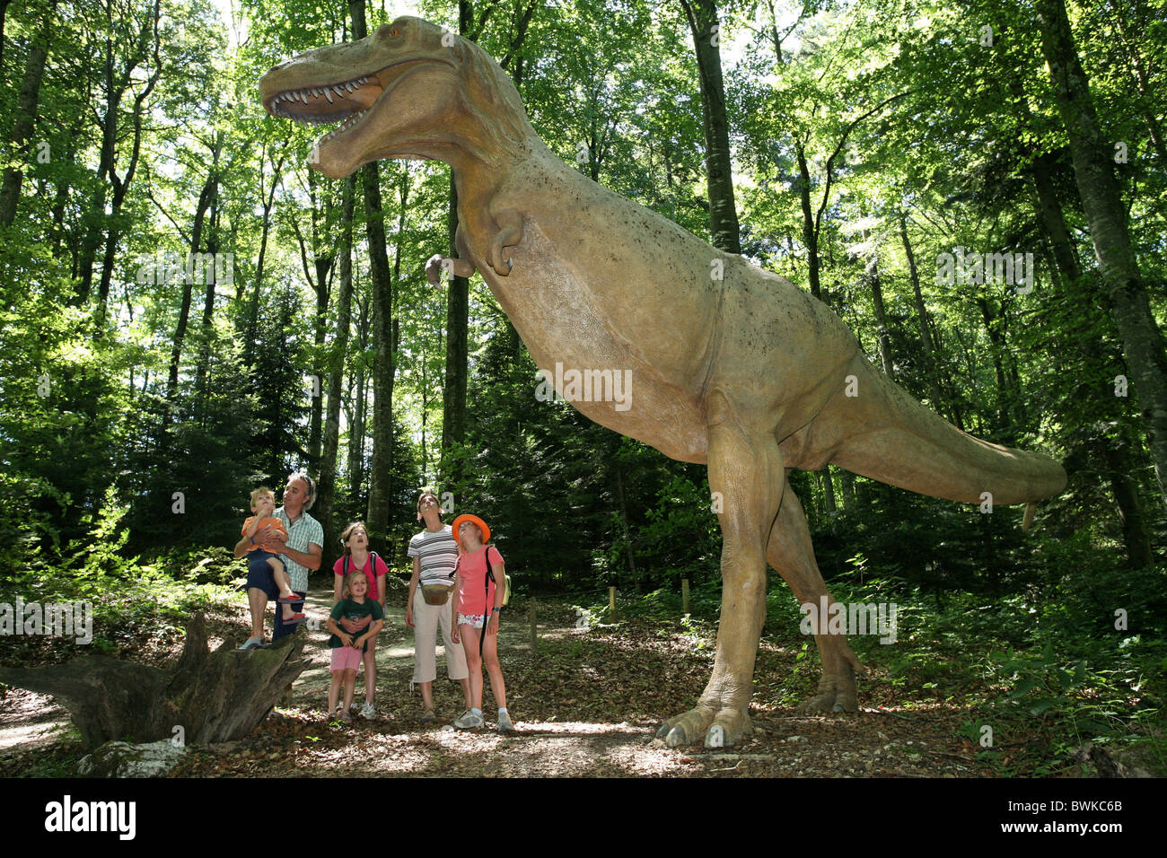 Les enfants du groupe familial parc préhistoriques dinosaures Reclere canton Jura Suisse Europe expérience excursion Banque D'Images