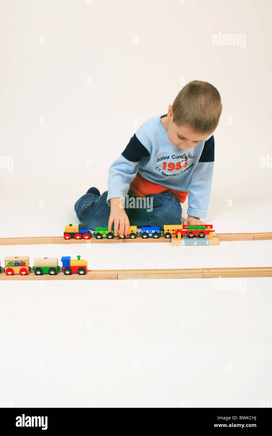 Bebe Garcon Enfant Bebe Garcon Jouer Jeu Jouer Des Jeux Jouets Jouets En Bois Studio De Fer Photo Stock Alamy
