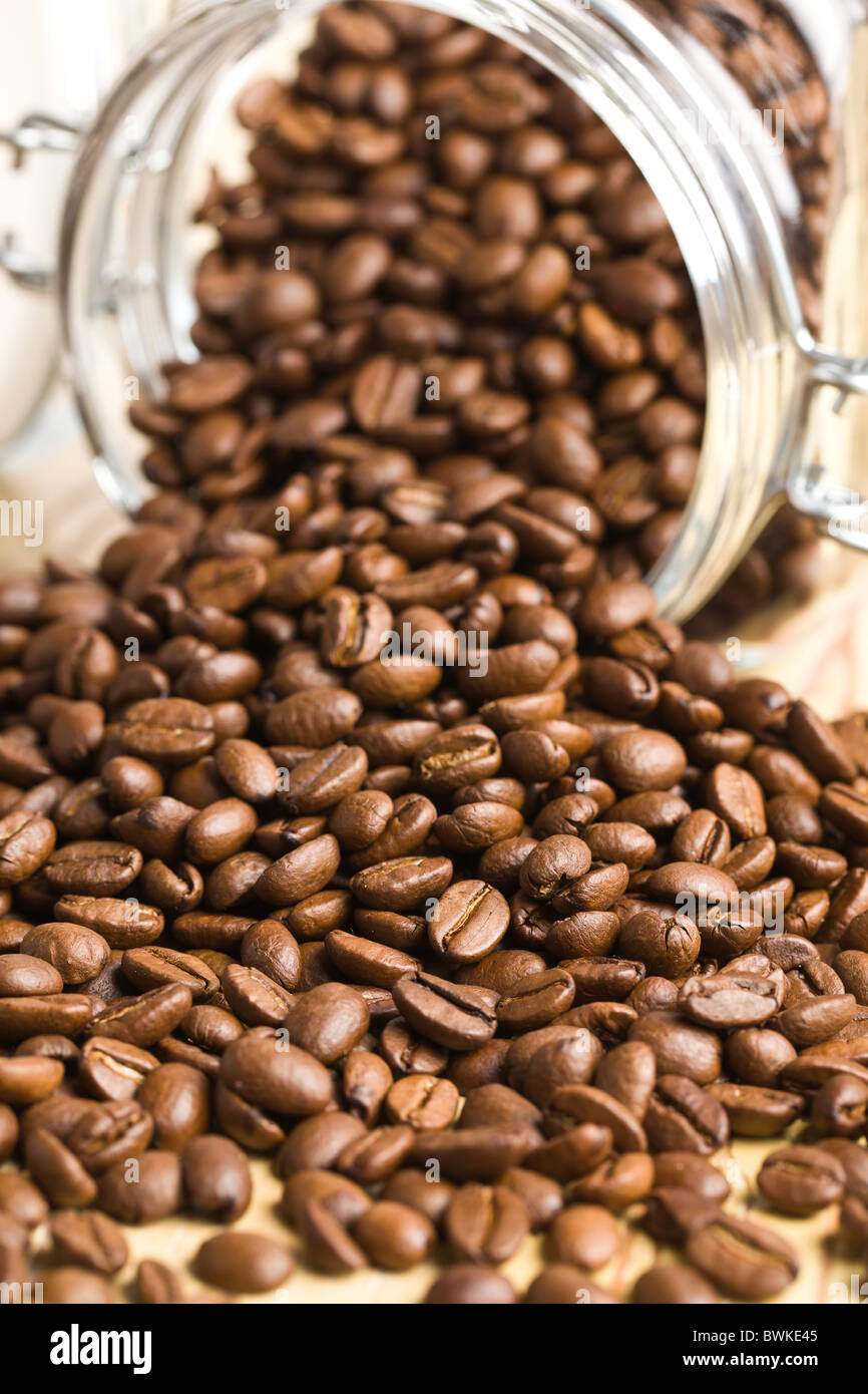 Les grains de café versé un pot de Banque D'Images