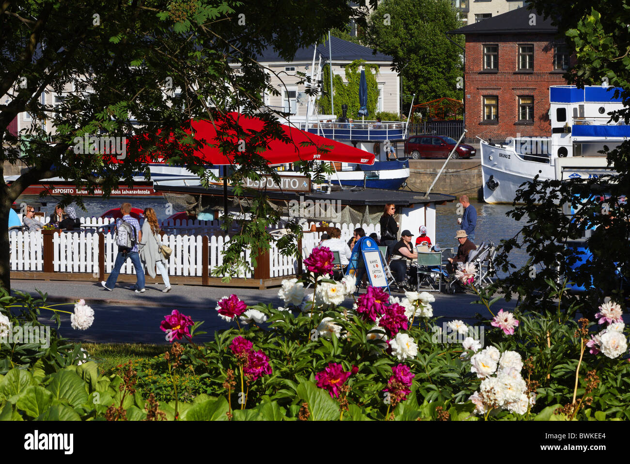 Promenade le long de la rivière situé, Turku, Finlande Banque D'Images
