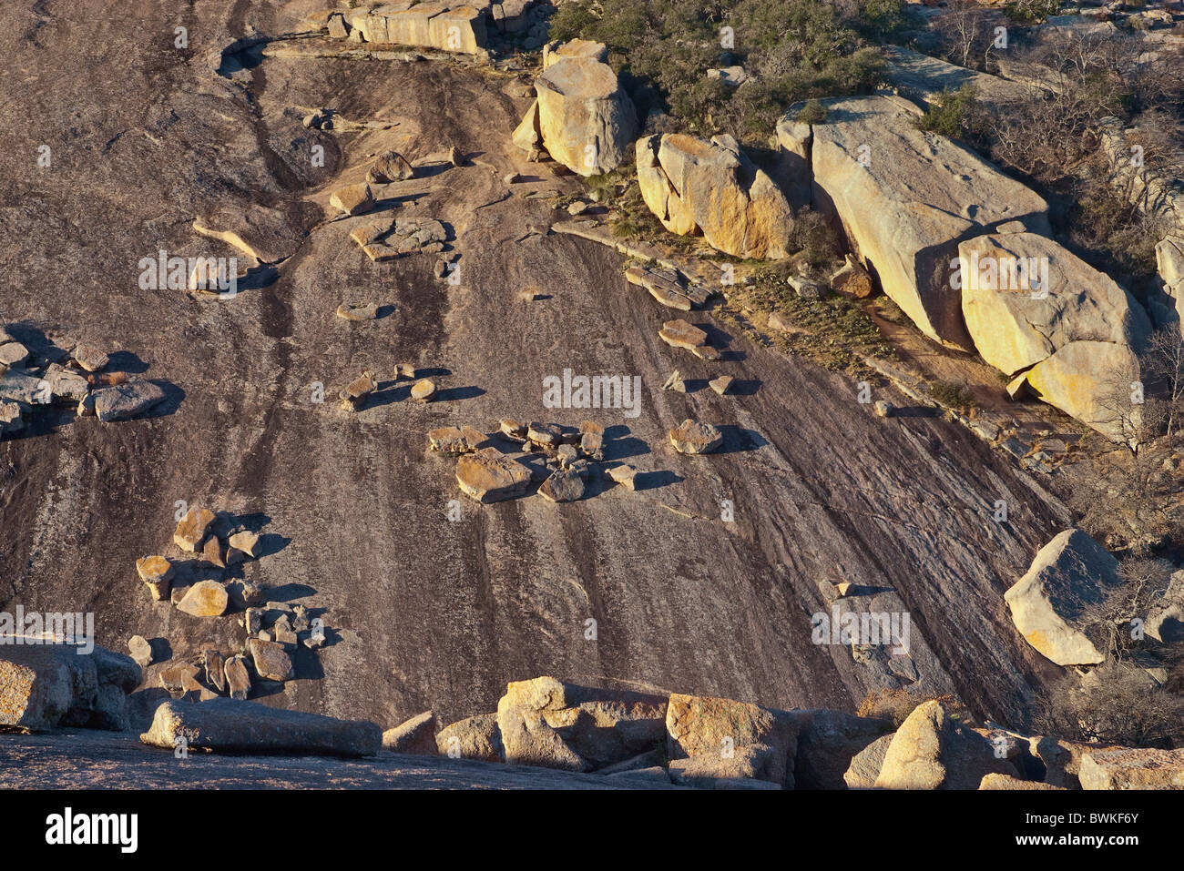 Couches de granit exfolié à Little Rock à Enchanted Rock State Natural Area dans la montagne près de Fredericksburg, au Texas, USA Banque D'Images