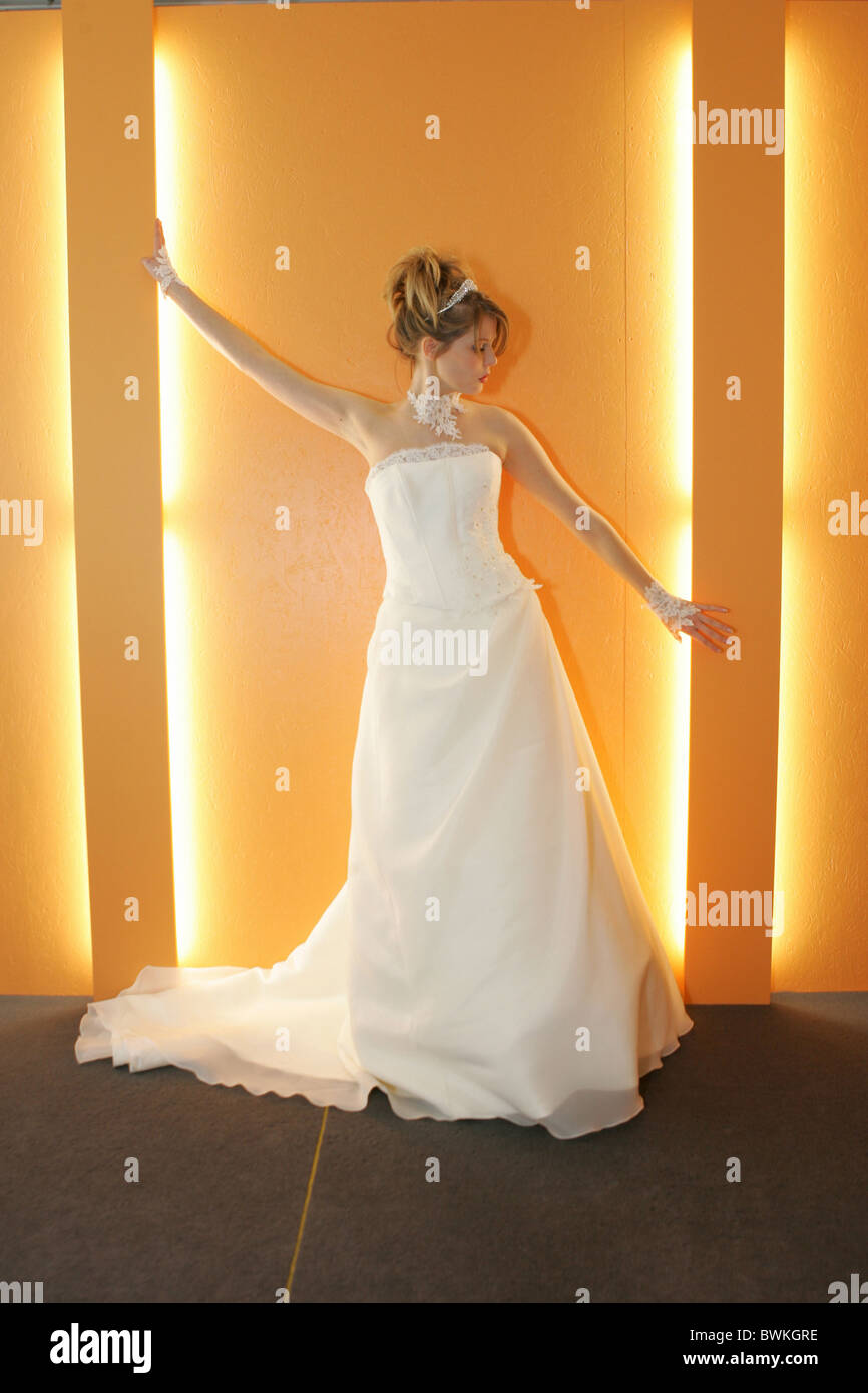 Femme mariée à l'intérieur figure d'ensemble robe de mariage à la mode  lumière blanc posant dans un style moderne de l'initiative IRMARR moderne  Photo Stock - Alamy