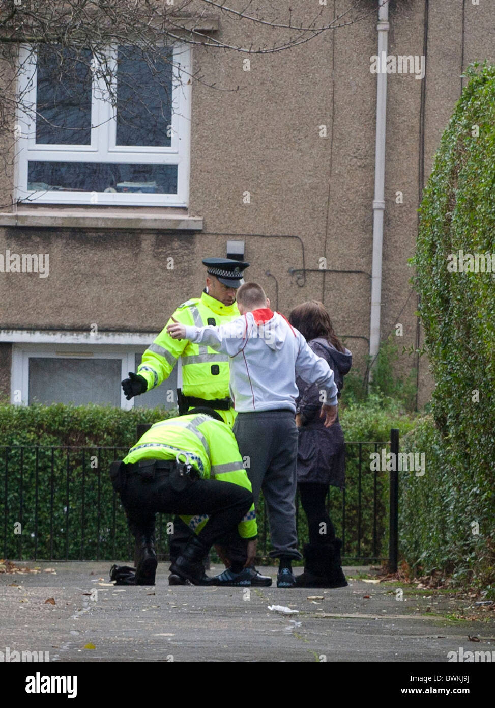 Arrêt de la Police d'Edimbourg et recherchez une jeunesse dans le domaine Broomhouse Banque D'Images