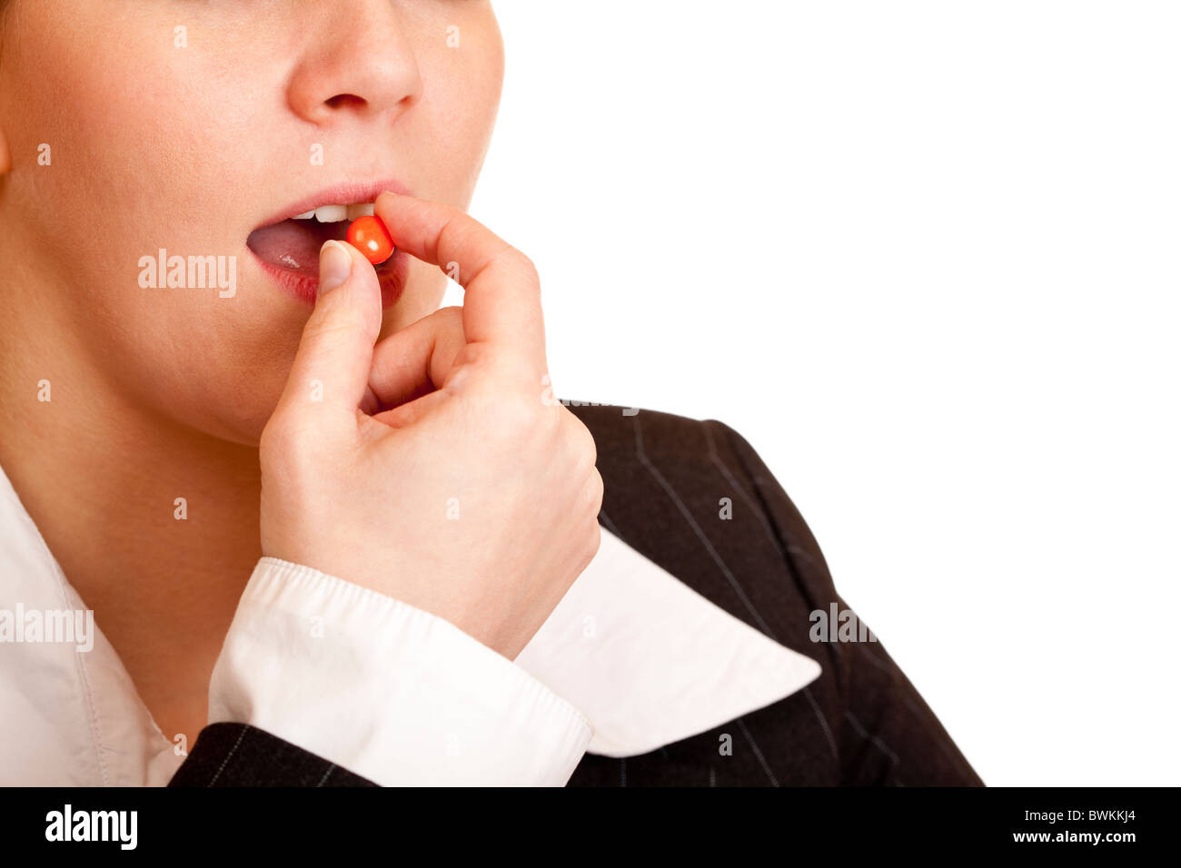 Femme prend la pilule contre la douleur de tête. Isolé sur fond blanc. Banque D'Images