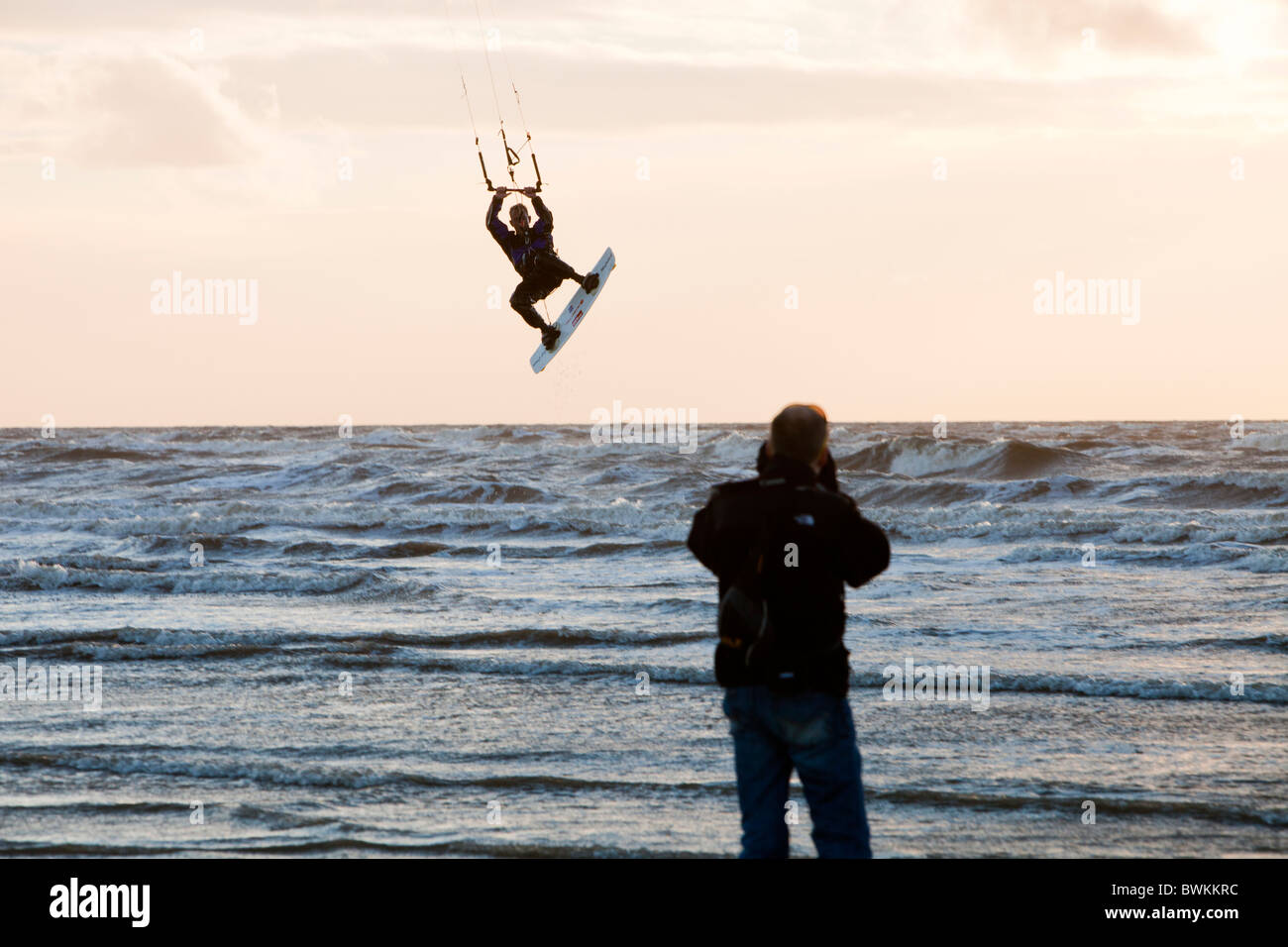 Un Kite surfer de sauter sur la côte de Fylde entre Blackpool et Lytham, Lancashire, Royaume-Uni. Banque D'Images