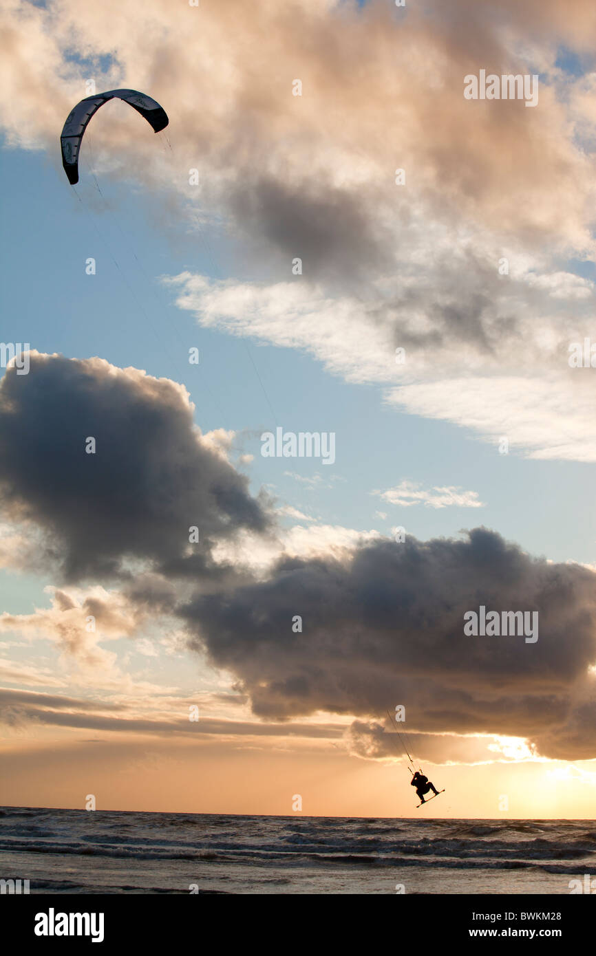 Un Kite surfer de sauter sur la côte de Fylde entre Blackpool et Lytham, Lancashire, Royaume-Uni. Banque D'Images