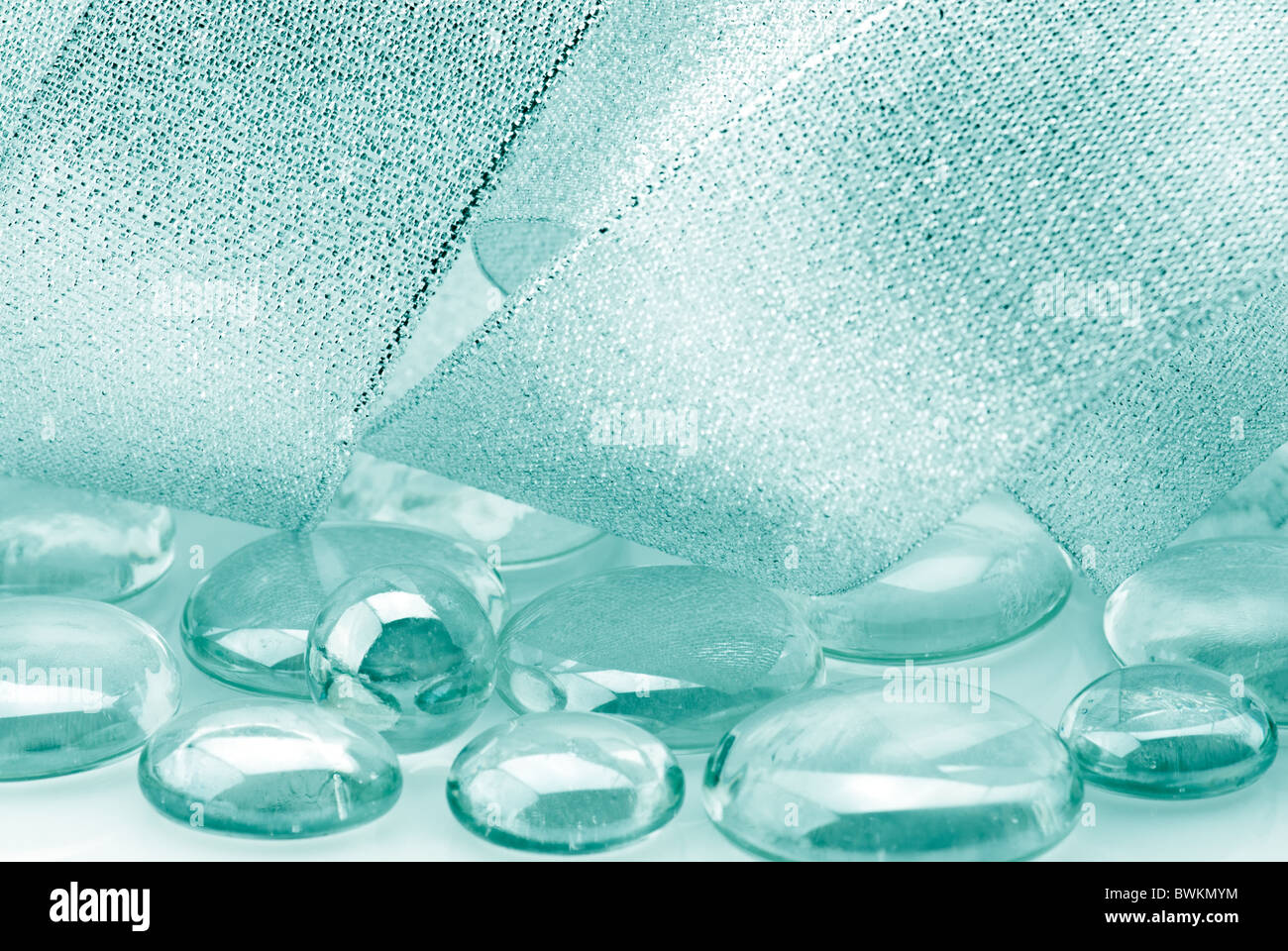 Décoration avec gouttes de verre et ruban brillant. Teinté bleu. SDOF Banque D'Images