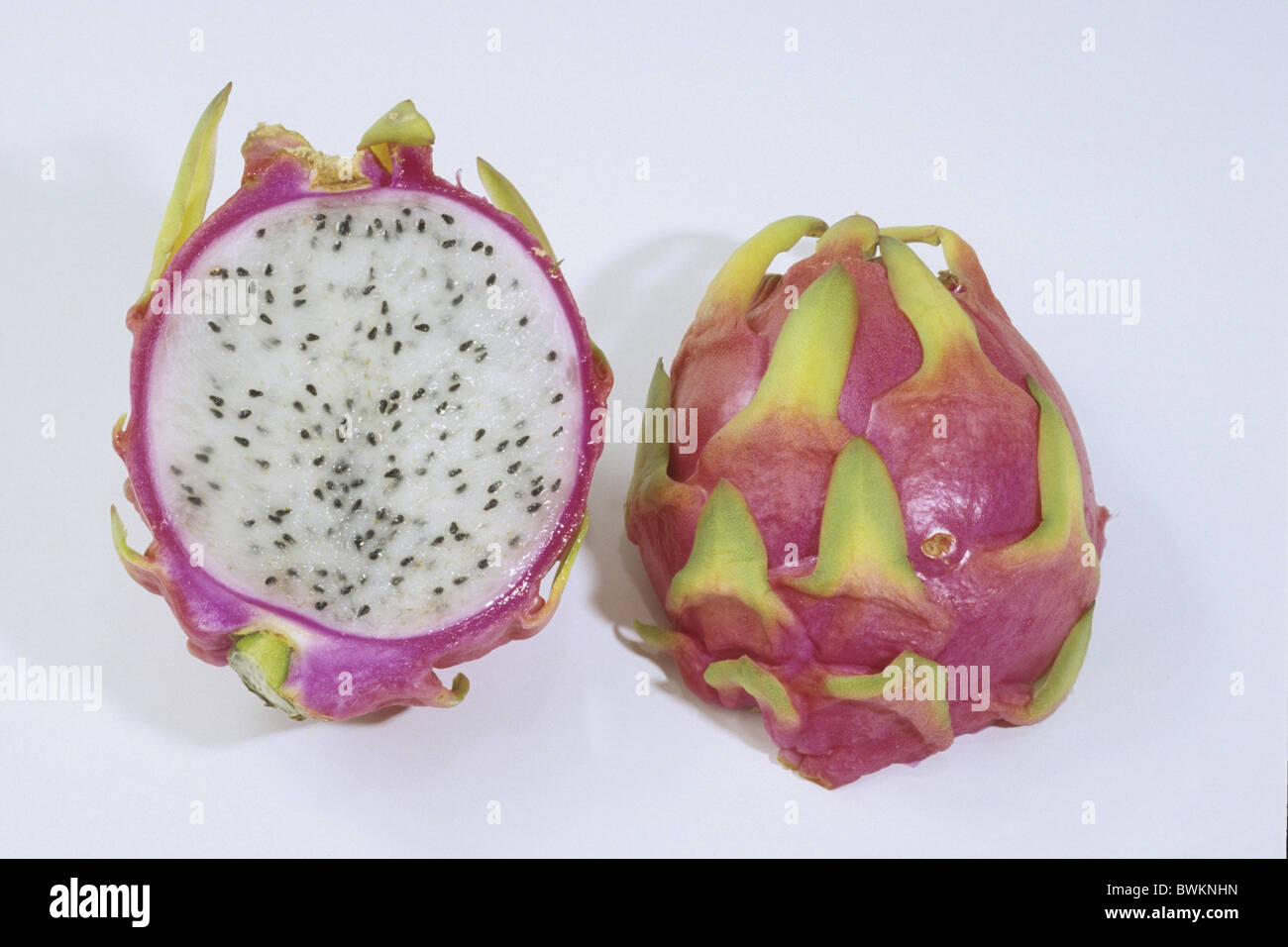 Pitaya rouge, Dragonfruit (Hylocereus undatus), coupées en deux fruits, studio photo. Banque D'Images