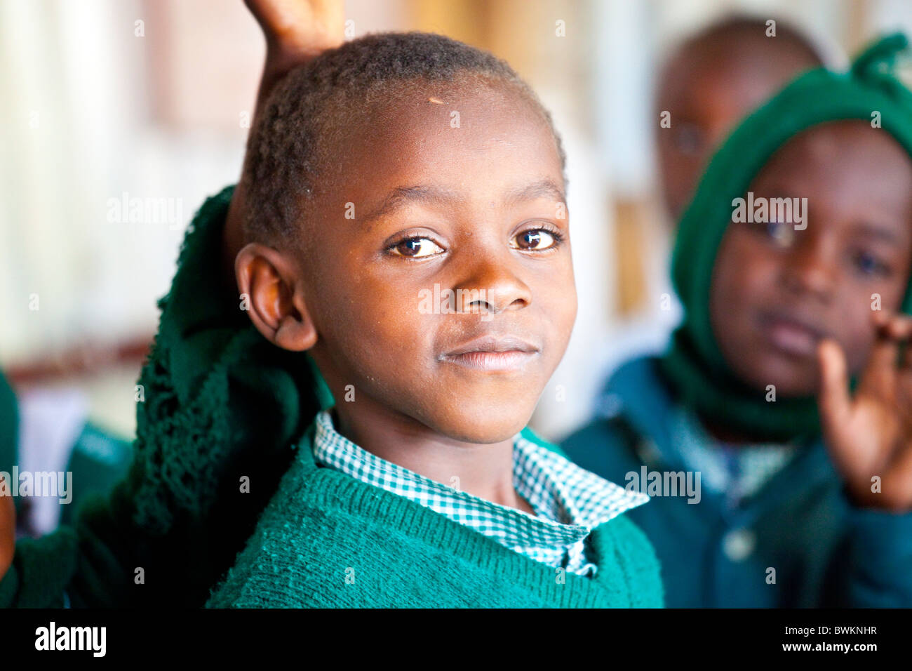 Le garçon de bidonvilles de Mathare, Maji Mazuri centre et école, Nairobi, Kenya Banque D'Images