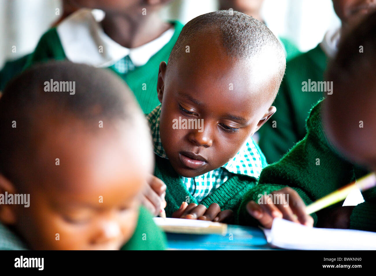 Les enfants des bidonvilles de Mathare, Maji Mazuri centre et école, Nairobi, Kenya Banque D'Images