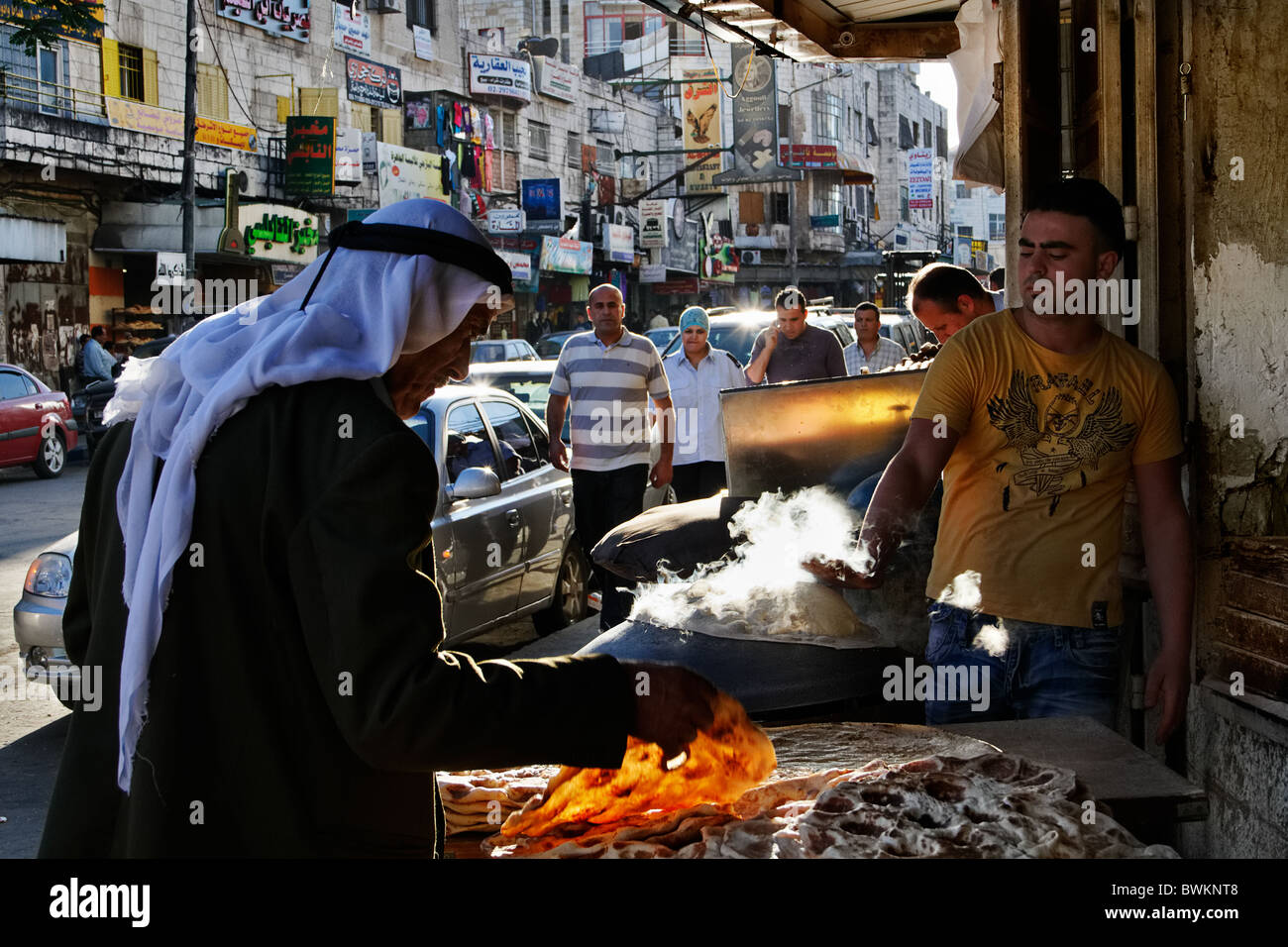 Un Palestinien de façon traditionnelle, le choix de pita dans une rue de Ramallah Banque D'Images