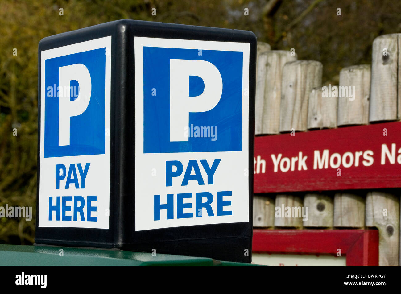 Gros plan sur le panneau payer ici dans le parking Angleterre Royaume-Uni Grande-Bretagne Banque D'Images Gros plan sur le panneau payer ici dans le parking Angleterre Royaume-Uni Grande-Bretagne Banque D'Images