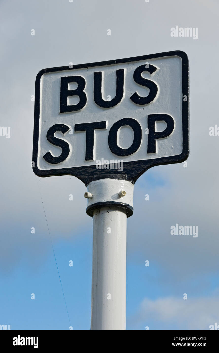 Gros plan de l'ancien panneau d'arrêt de bus traditionnel en métal North Yorkshire Angleterre Royaume-Uni Grande-Bretagne Banque D'Images