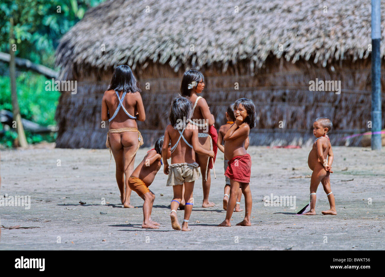 Venezuela Amérique du Sud Tribu Yanomami Ironavi Indios enfants famille Familles autochtones Village Ind Banque D'Images