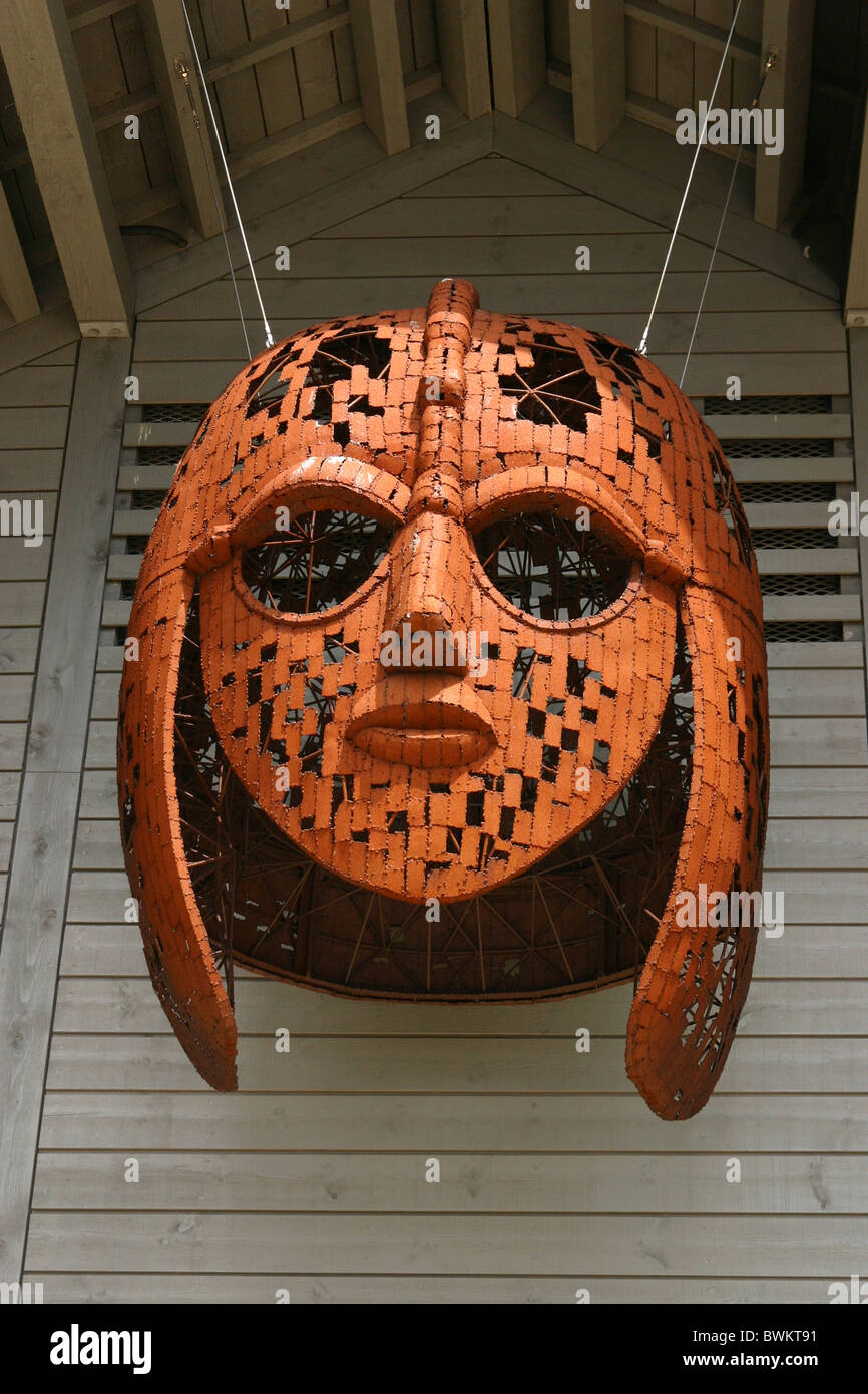 Grande réplique de la fameuse casque à Sutton Hoo visitor centre Banque D'Images