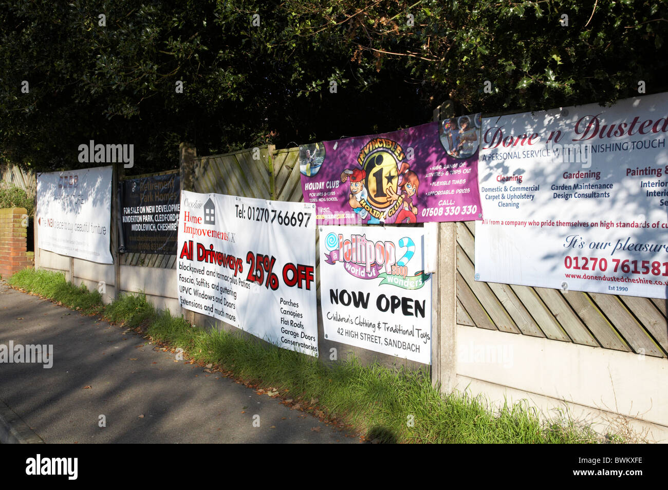 Entreprises et commerces désespérée pour la publicité des entreprises sur l'extérieur clôture supermarché Banque D'Images