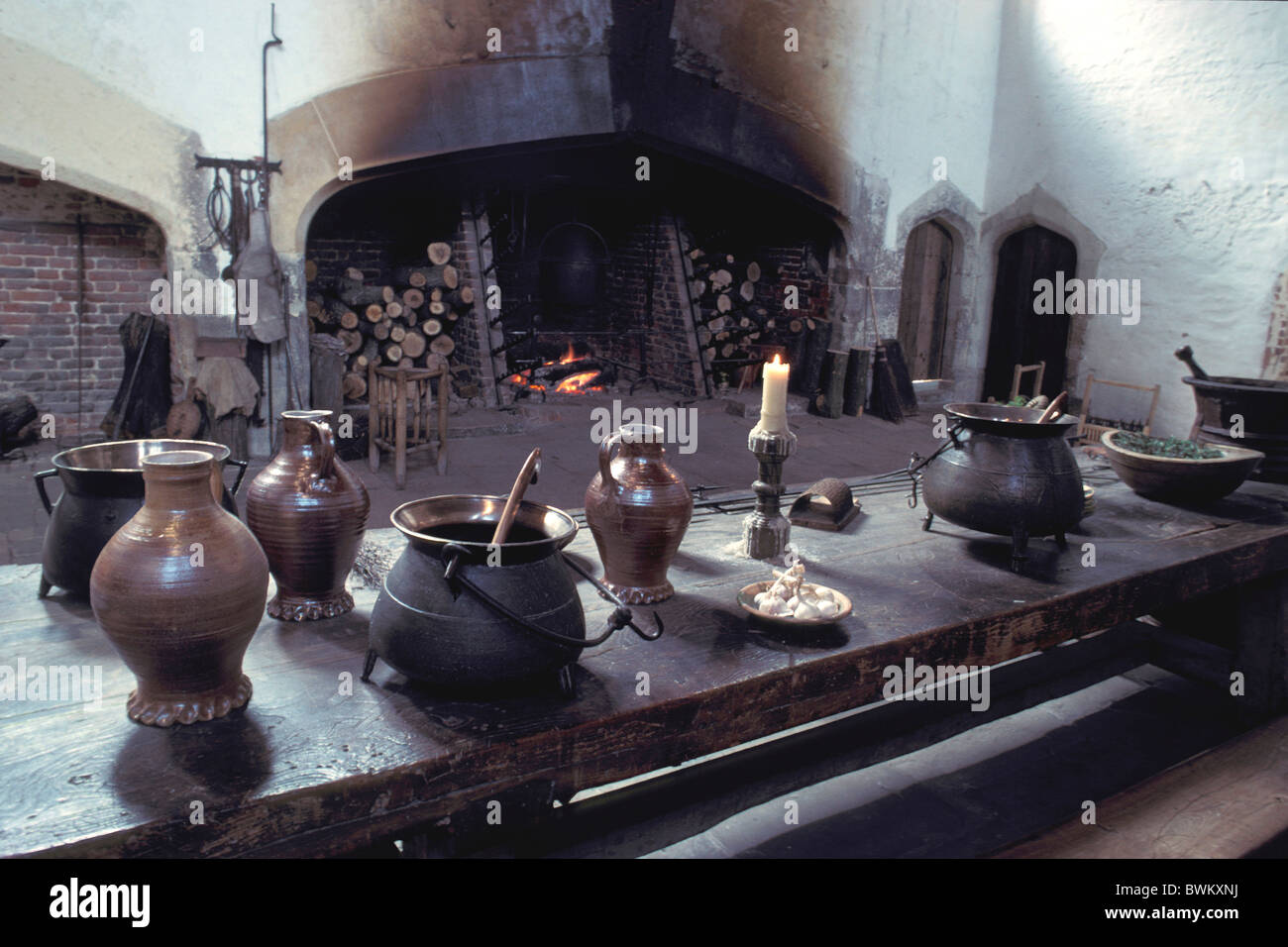 UK London old Kitchen Hampton Court Palace Hampton Grande-bretagne Europe Angleterre historique musée cheminée h Banque D'Images