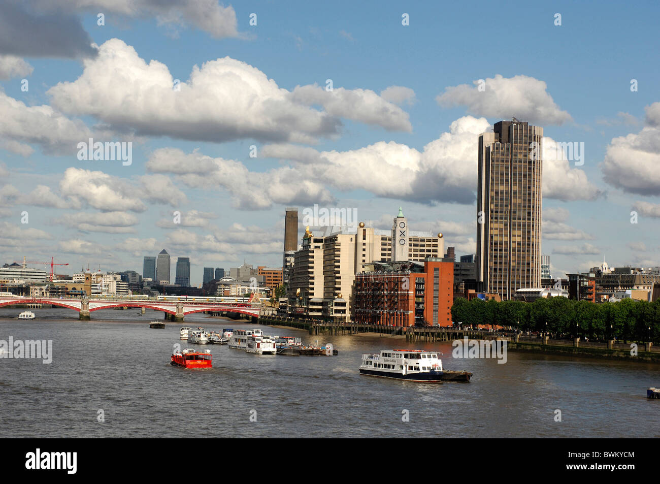 UK London Blackfriars Bridge Thames River City Grande-bretagne Europe Angleterre skyline navires bateaux Banque D'Images