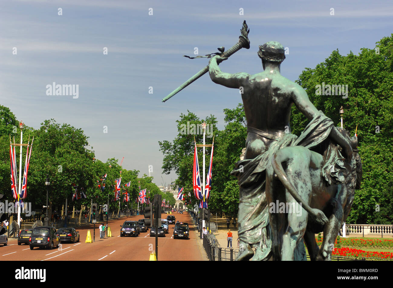 UK London Queen Victoria Memorial Victoria Grande-bretagne Europe Angleterre trafic sculpture Mall les arbres de rue Banque D'Images