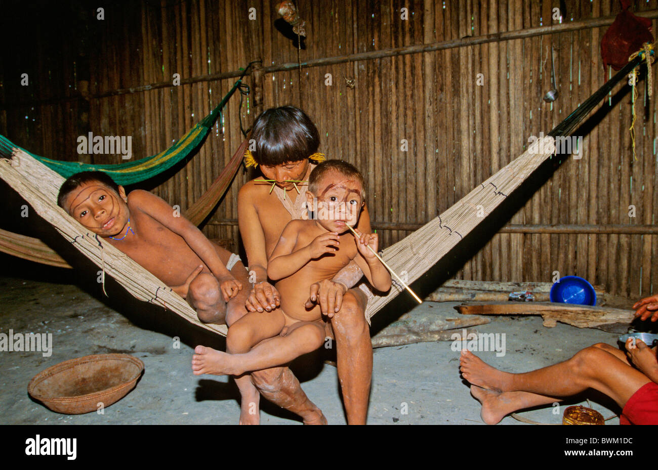 Venezuela Amérique du Sud Indios Tribu Yanomami Cavaroa les populations autochtones Indiens autochtones indigènes Hamac Enfant Banque D'Images