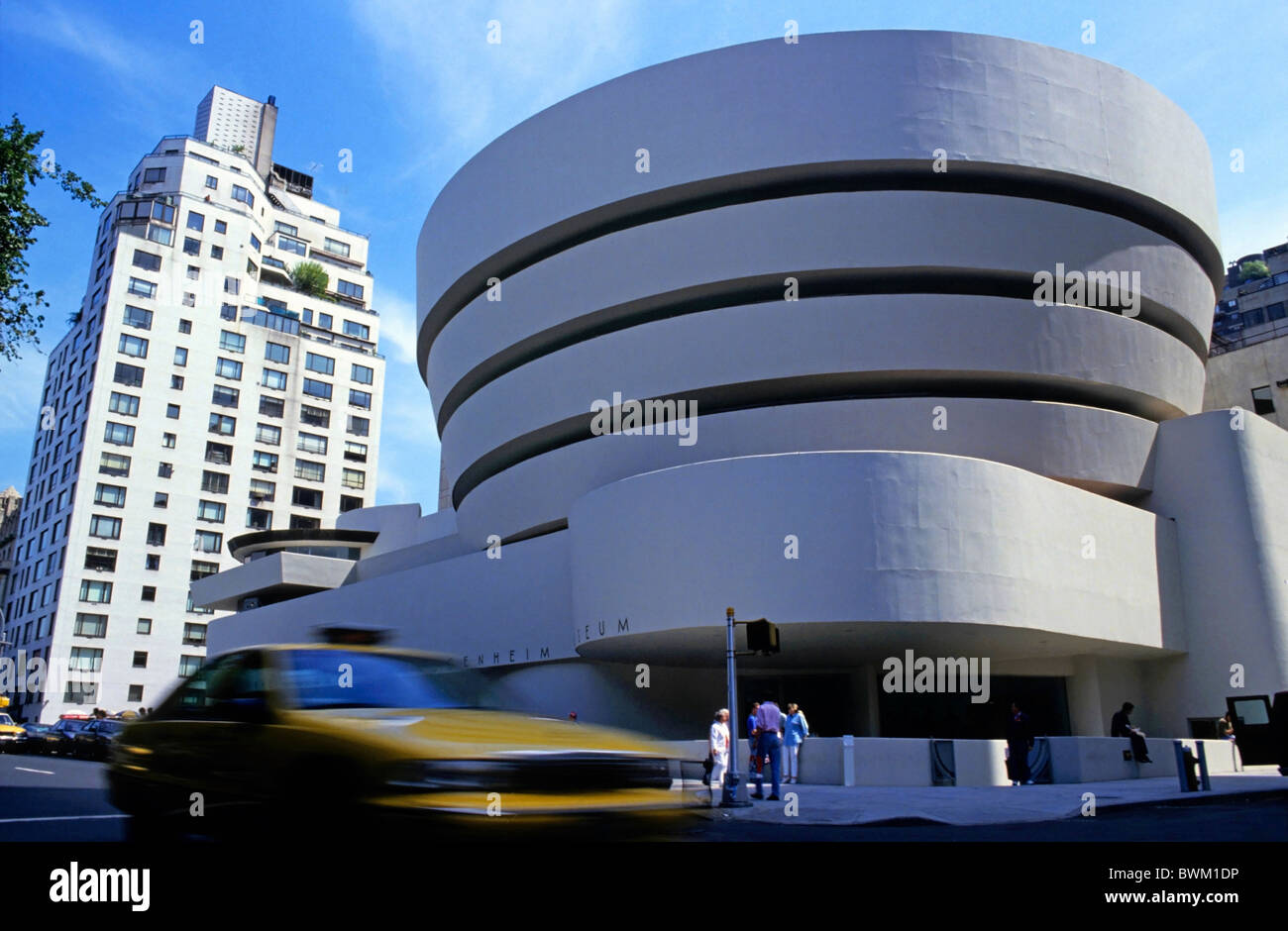 Excès de taxi devant le Guggenheim Museum, New York City, New York, USA. Banque D'Images