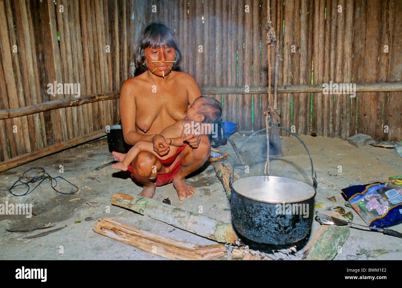 Venezuela Amérique du Sud Indios Tribu Yanomami Cavaroa les populations autochtones indigènes Indiens autochtones venant de Rio Banque D'Images