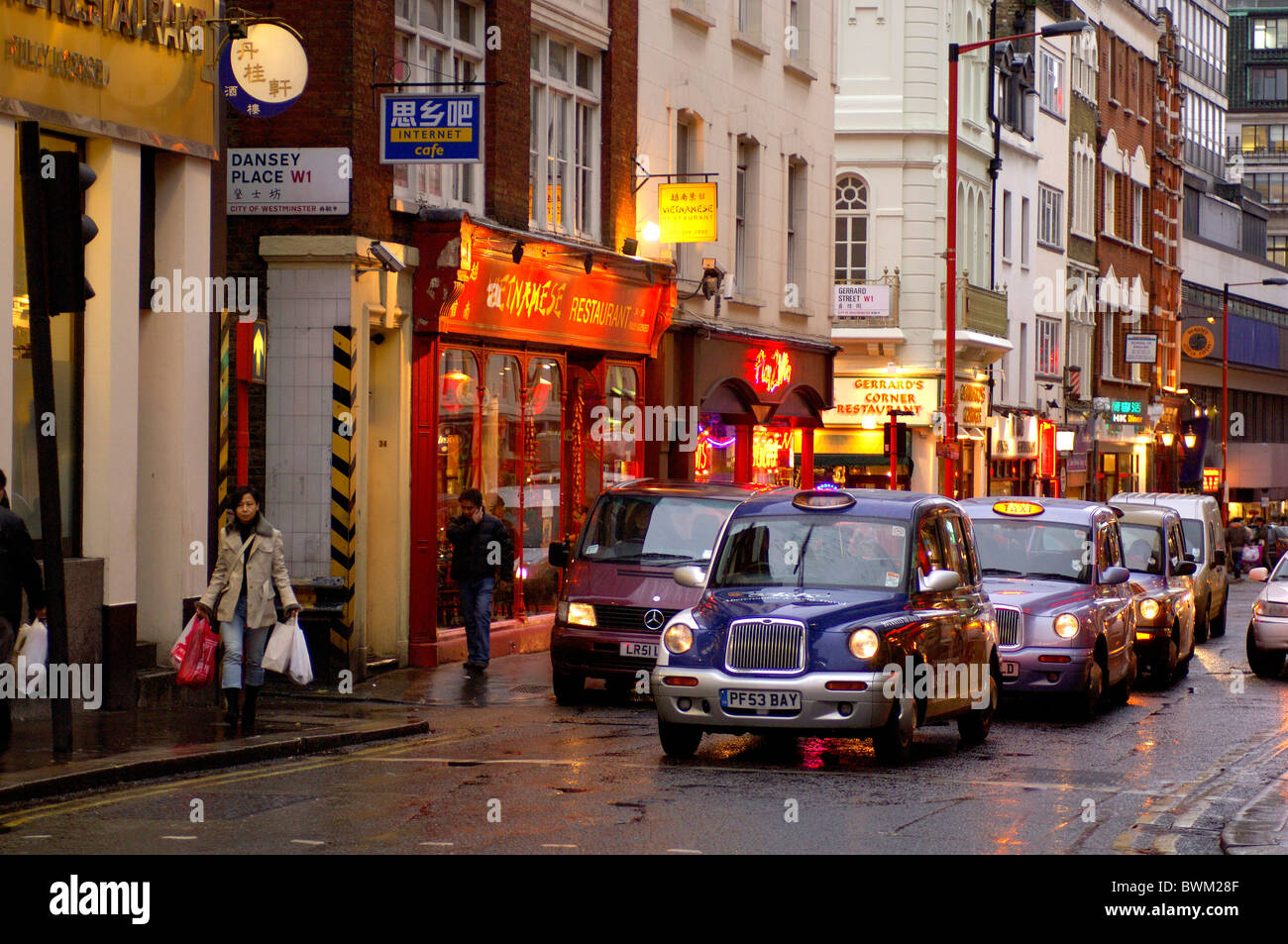 UK London Wardour Street Soho Grande-bretagne Europe Royaume-Uni Angleterre Europe piétons Taxis Tra Banque D'Images