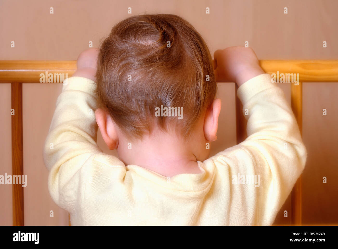 Bebe Garcon 11 Mois Bebe Enfant Enfants Portrait Une Personne Blonde A L Arriere De La Tete De Lit Photo Stock Alamy