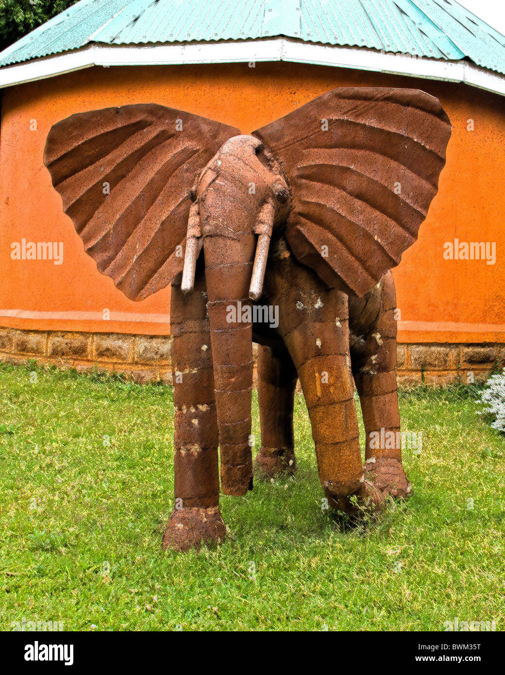 Une sculpture d'éléphant soudé grâces la pelouse dans un orphelinat à Nairobi. Banque D'Images