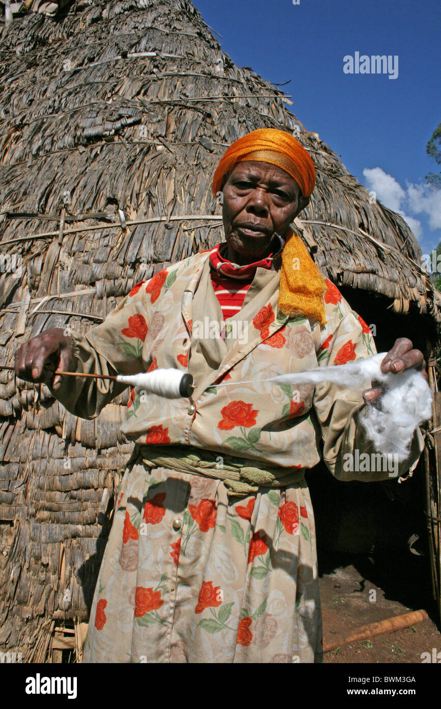 Femme en coton Filature Dorze Chencha, vallée de l'Omo, Ethiopie Banque D'Images