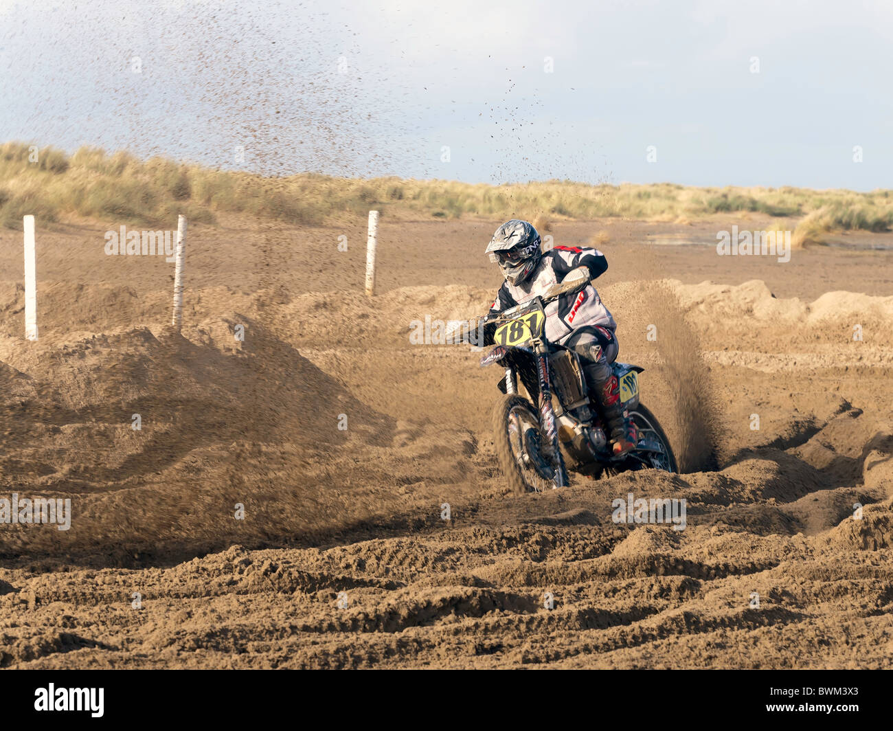 Les coureurs de motocross la tenue d'une réunion de courses sur un cours spécialement construite sur la plage de Barmouth Gwynedd au nord du Pays de Galles Banque D'Images