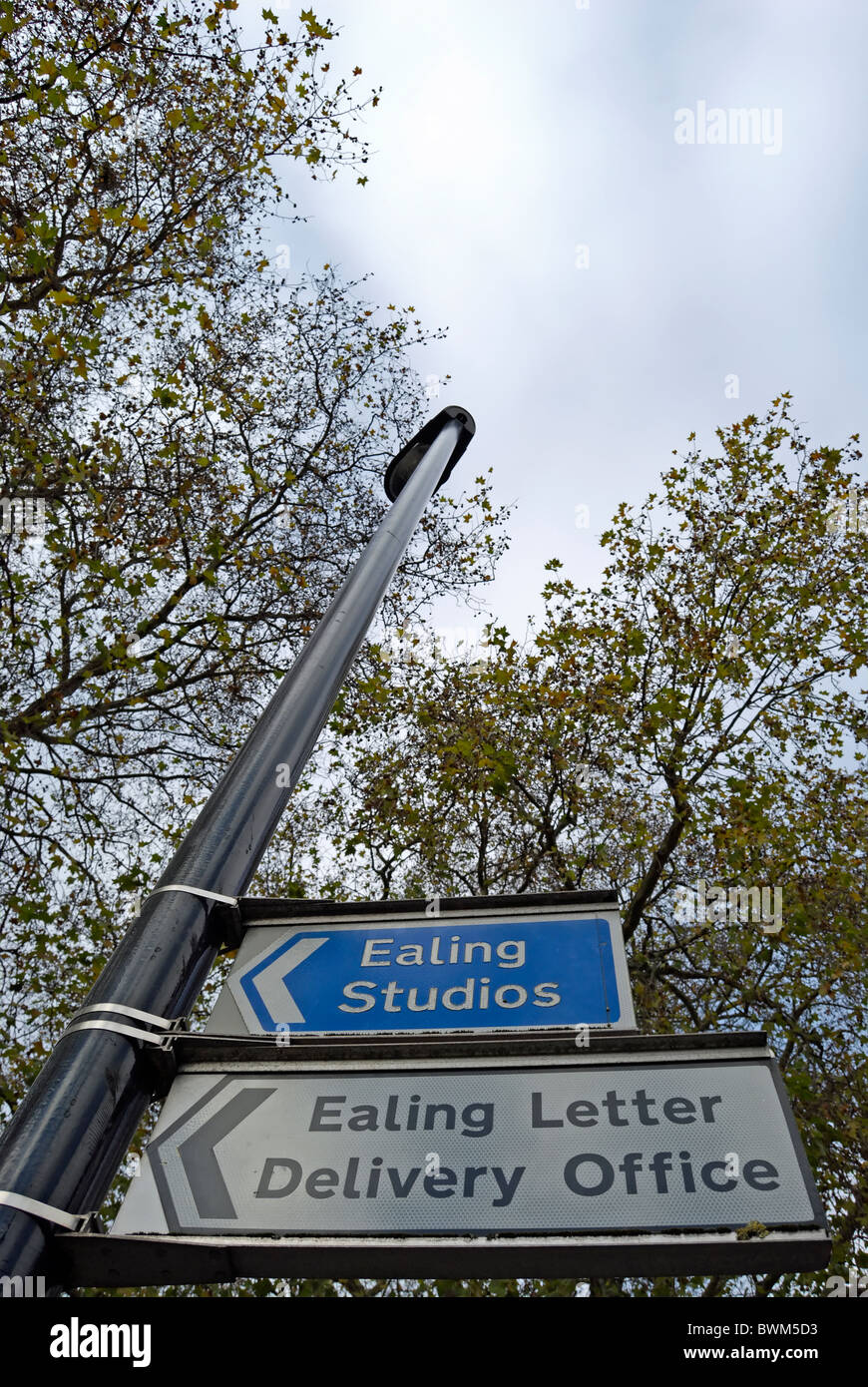 Les panneaux pour ealing studios ealing et lettre bureau distributeur, à Ealing, à l'ouest de Londres, Angleterre Banque D'Images