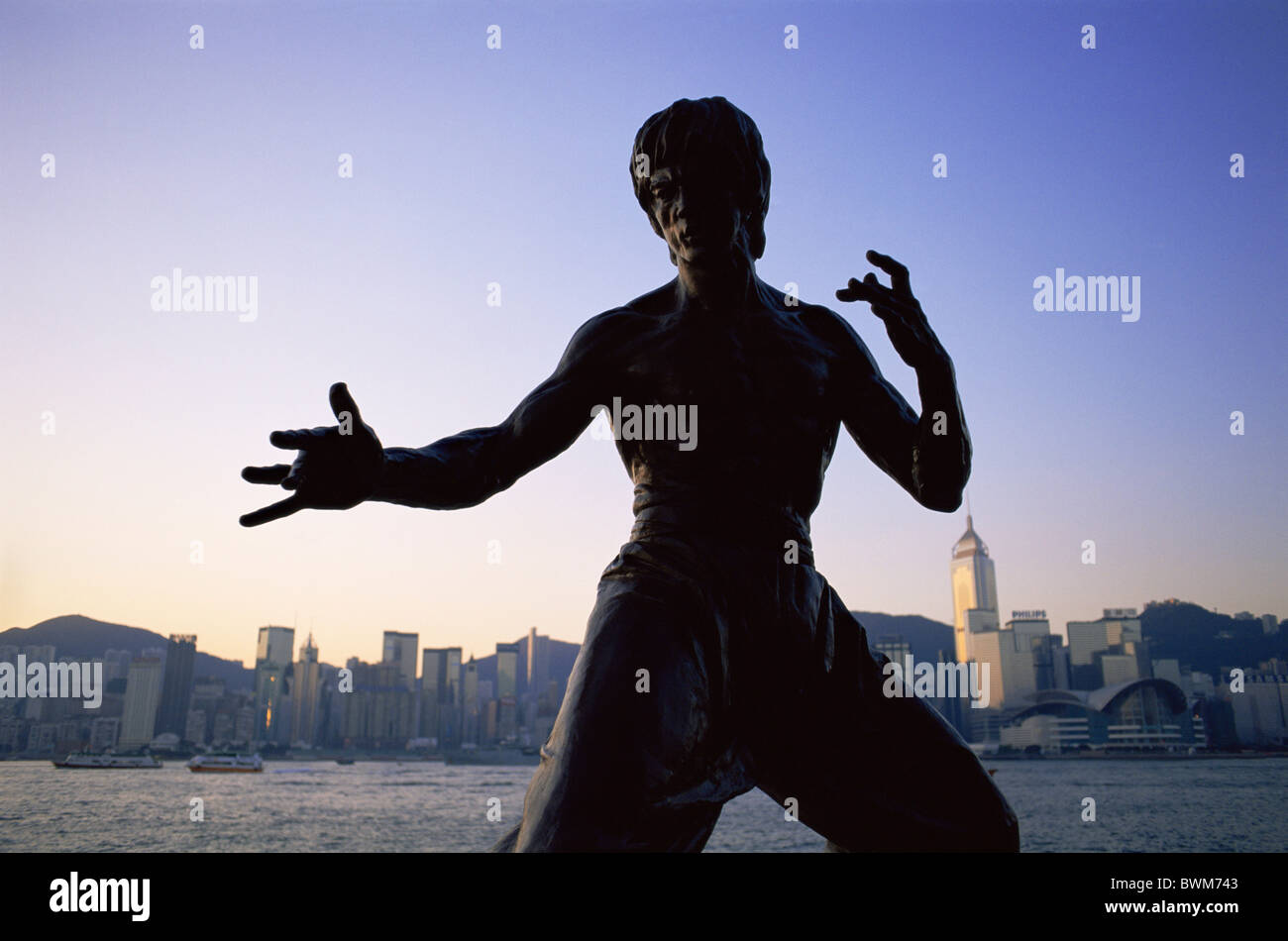 Chine Asie Hong Kong Kowloon Tsim Sha Tsui Avenue des Stars du cinéma chinois Statue de Bruce Lee Kung Fu Star Mar Banque D'Images