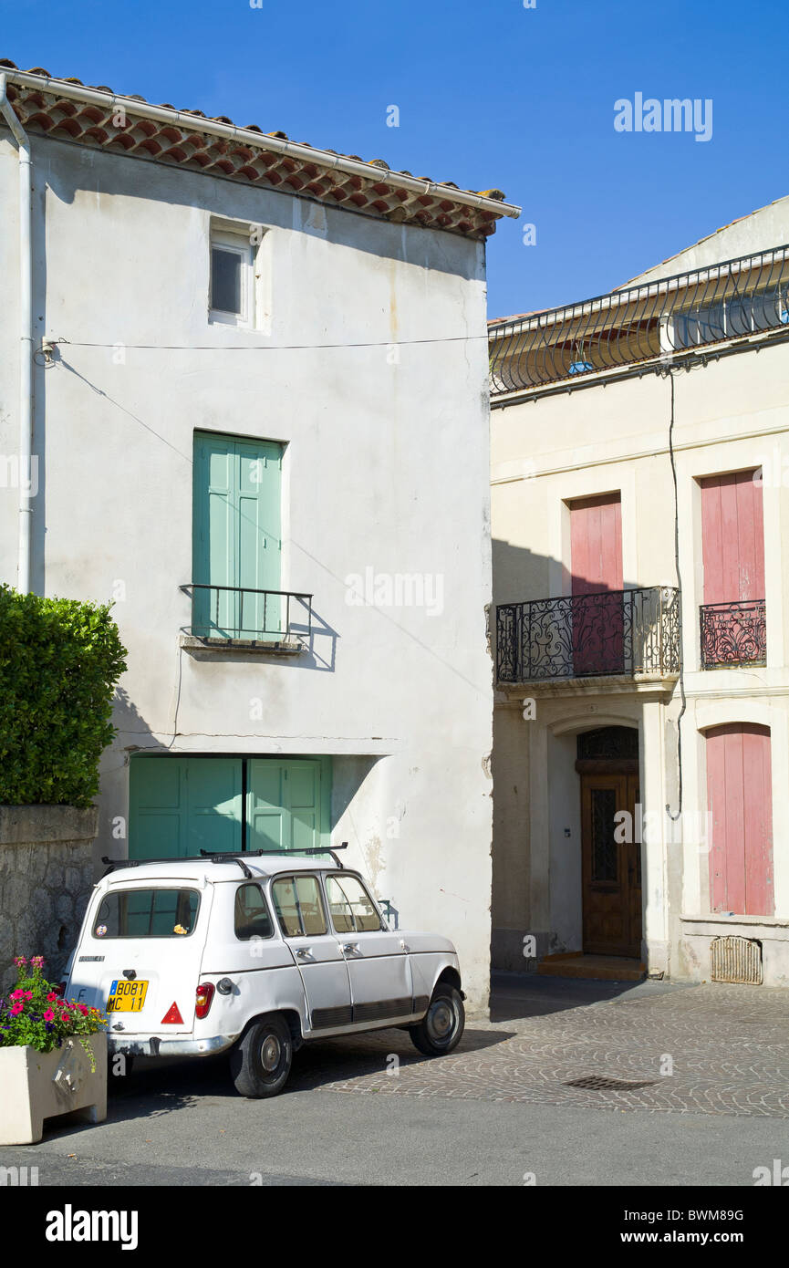 Voiture Renault 4 dans le village de Fleury d'Aude en France Banque D'Images