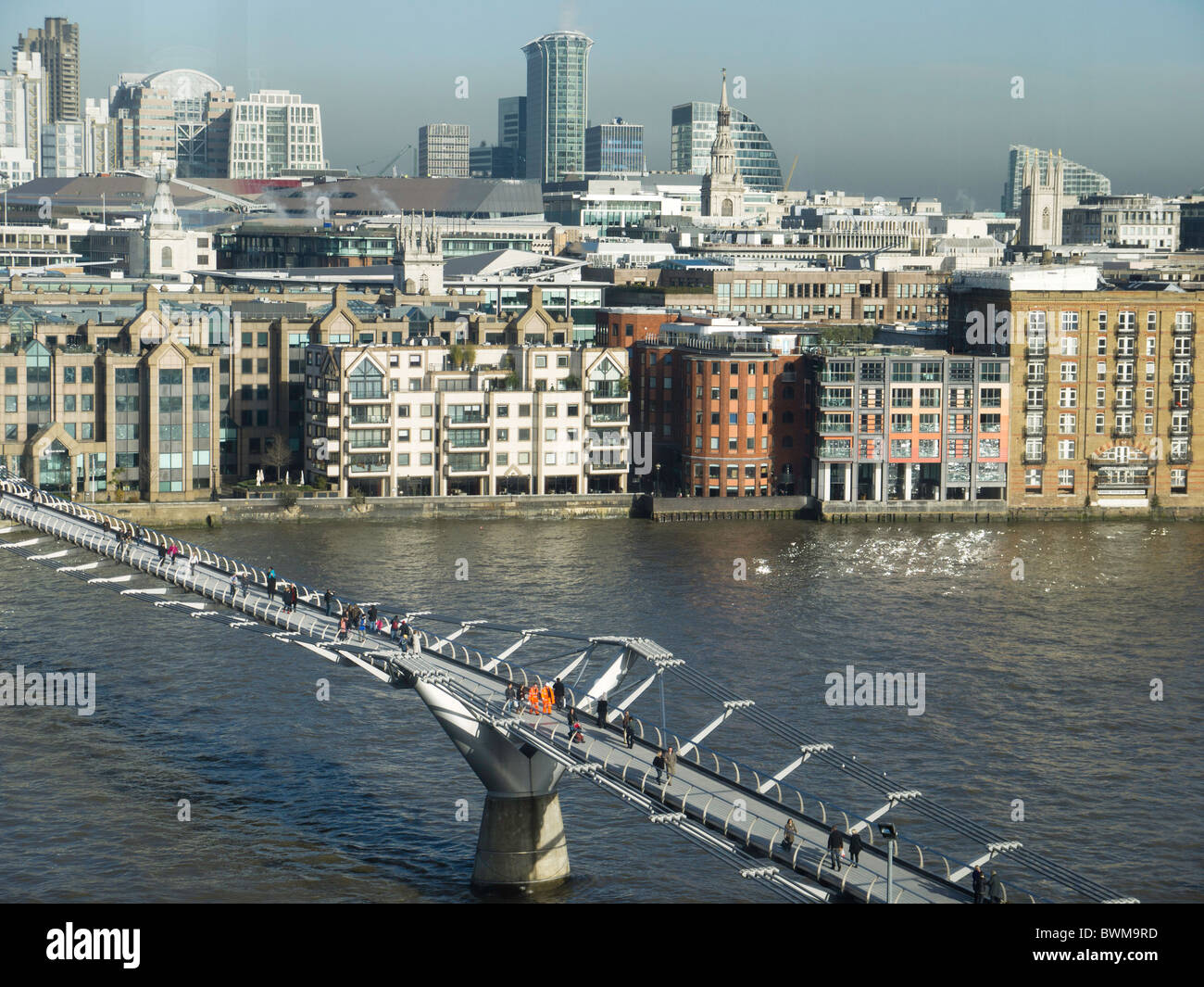 Une vue de Millennium Bridge sur la Tamise à partir de la Tate Modern de Southbank, Londres UK Banque D'Images