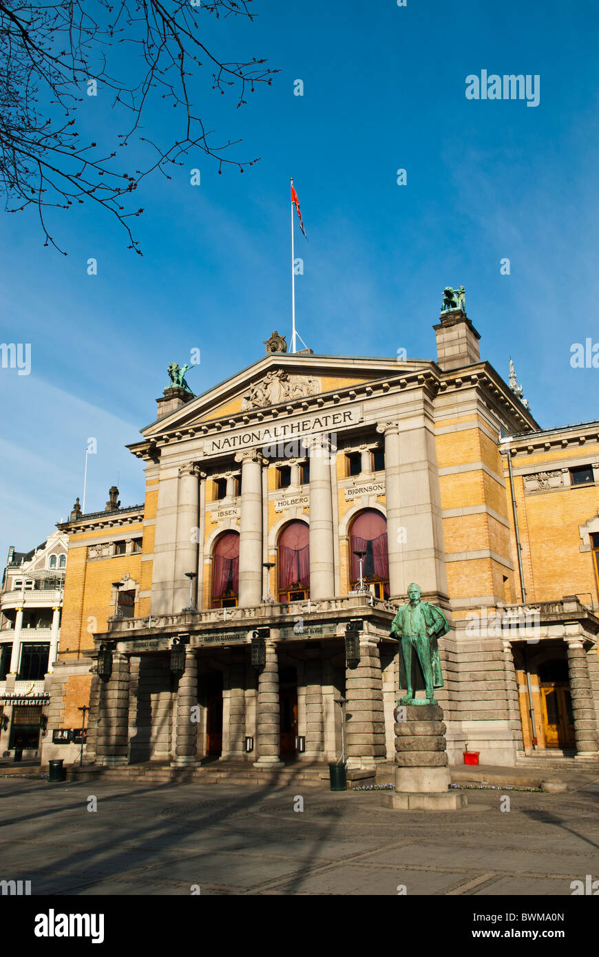 Le Théâtre National de l'extérieur des Oslo Norvège Banque D'Images
