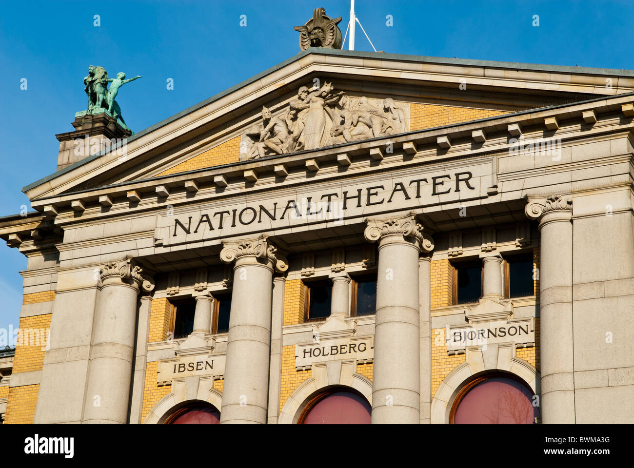 Le Théâtre National de l'extérieur des Oslo Norvège Banque D'Images