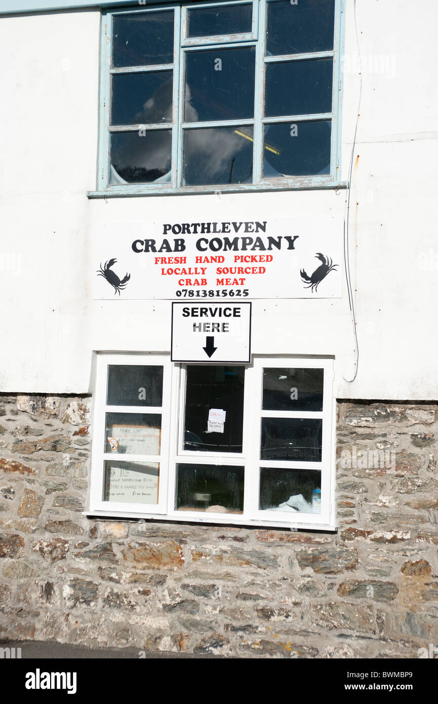 Cornwall, Porthleven, hors saison. Inscrivez-vous à l'extérieur de la société Crabe Porthleven Banque D'Images