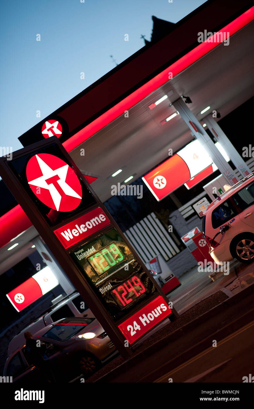 Une station service Texaco garage la nuit, Aberystwyth Wales UK Banque D'Images
