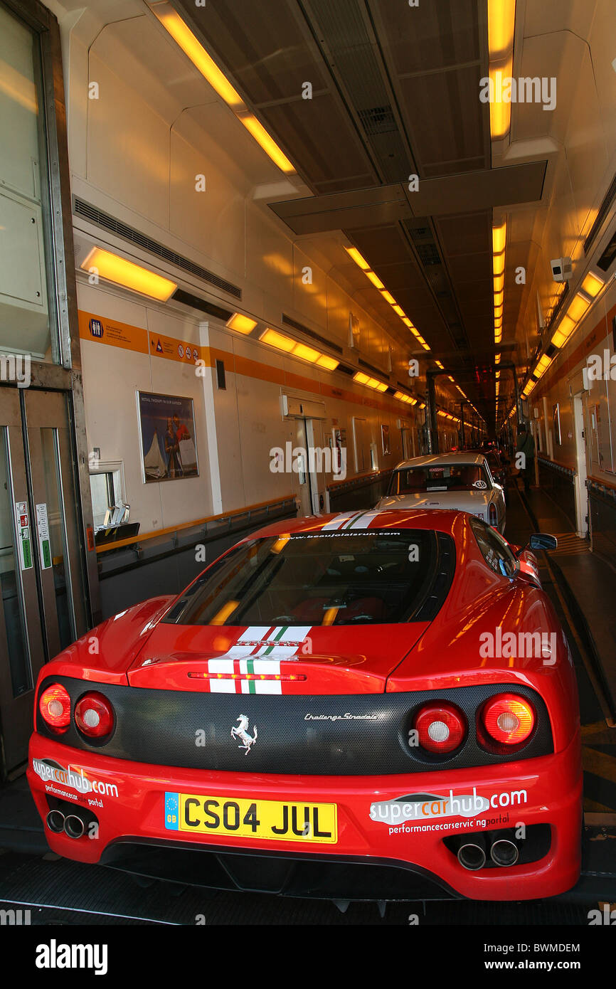 Embarquement en train Ferrari Eurotunnel Folkestone Banque D'Images