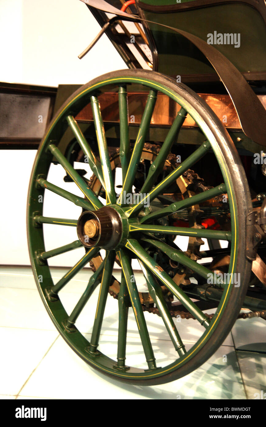 Roue à pointes sur voiture historique Banque D'Images