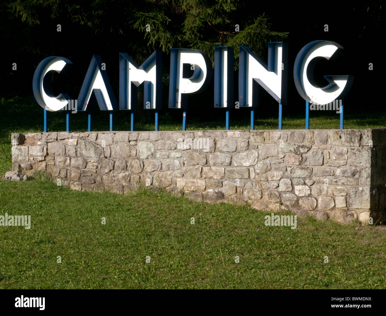 Camping Camping affiche à l'extérieur au bord du lac de Bled en Slovénie Banque D'Images