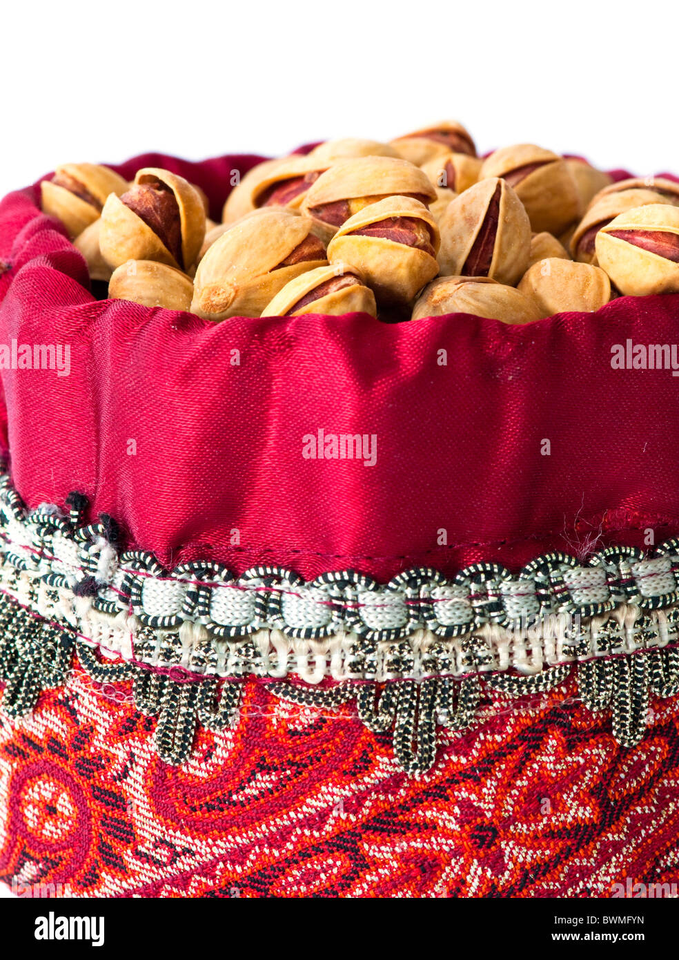Les pistaches d'Iran dans un joli sac tissé décoré iranien. Banque D'Images