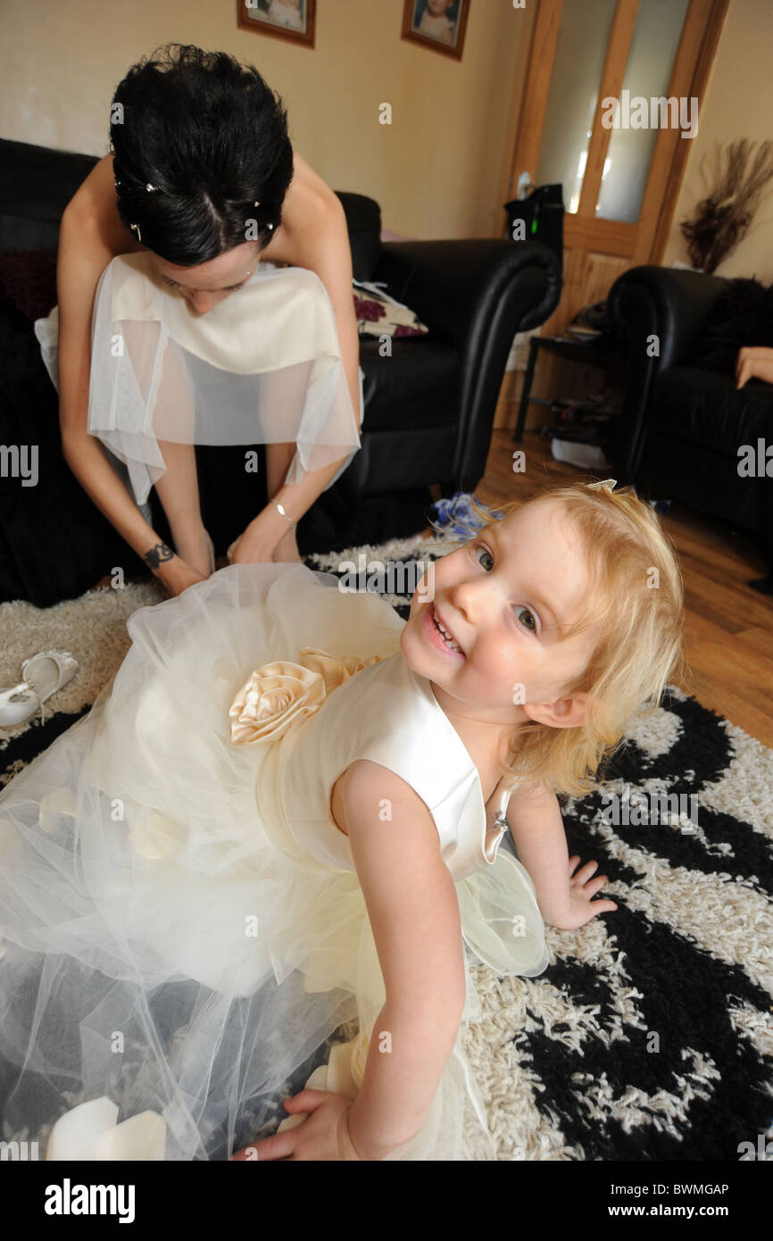 Demoiselle d'une jeune fille met sur ses chaussures pour un mariage Banque D'Images