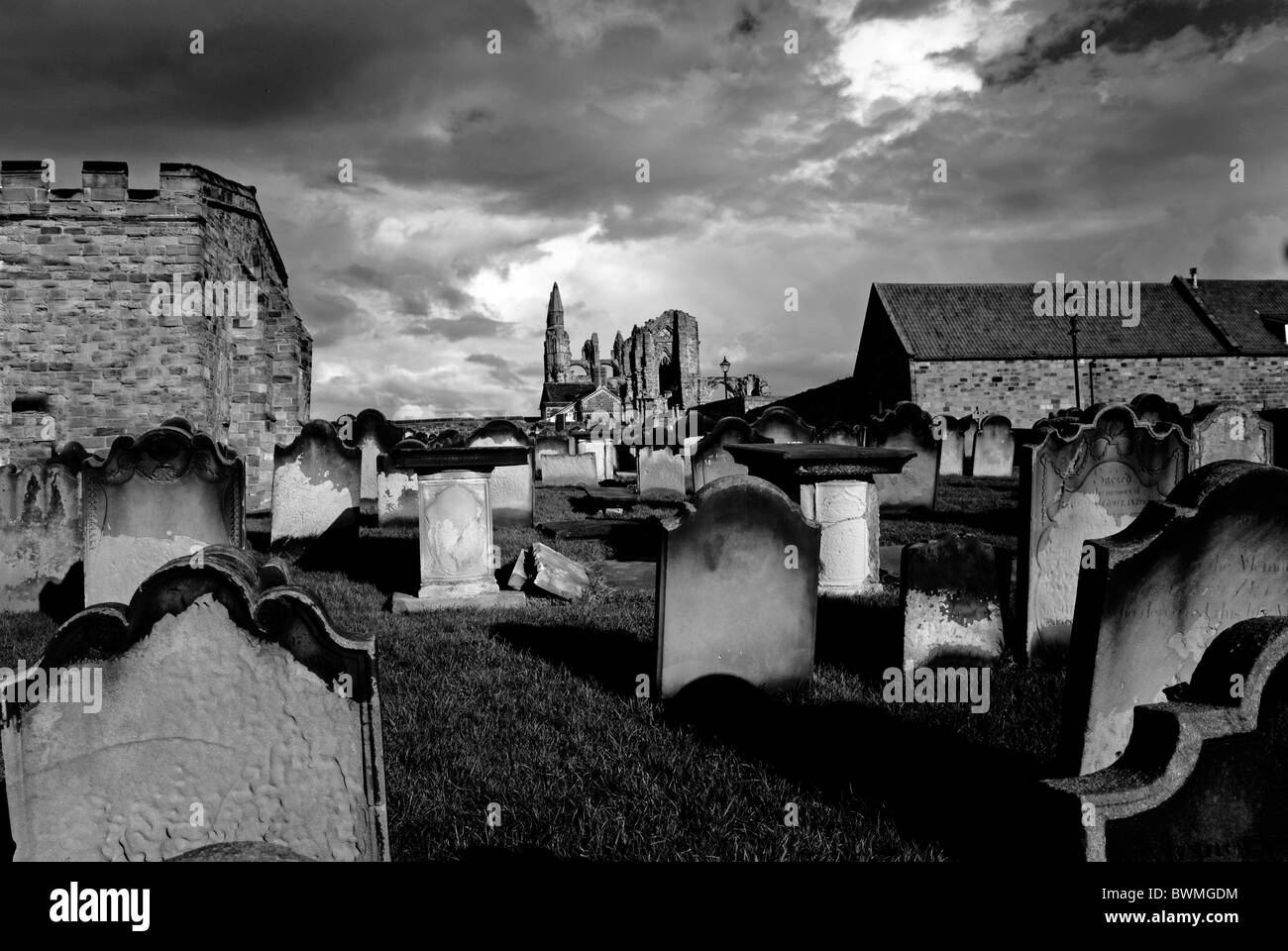 L'Abbaye de Whitby en noir et blanc, Yorkshire, Angleterre, éclairé par le soleil du soir. Définition de premiers chapitres de Dracula de Bram Stoker. Banque D'Images